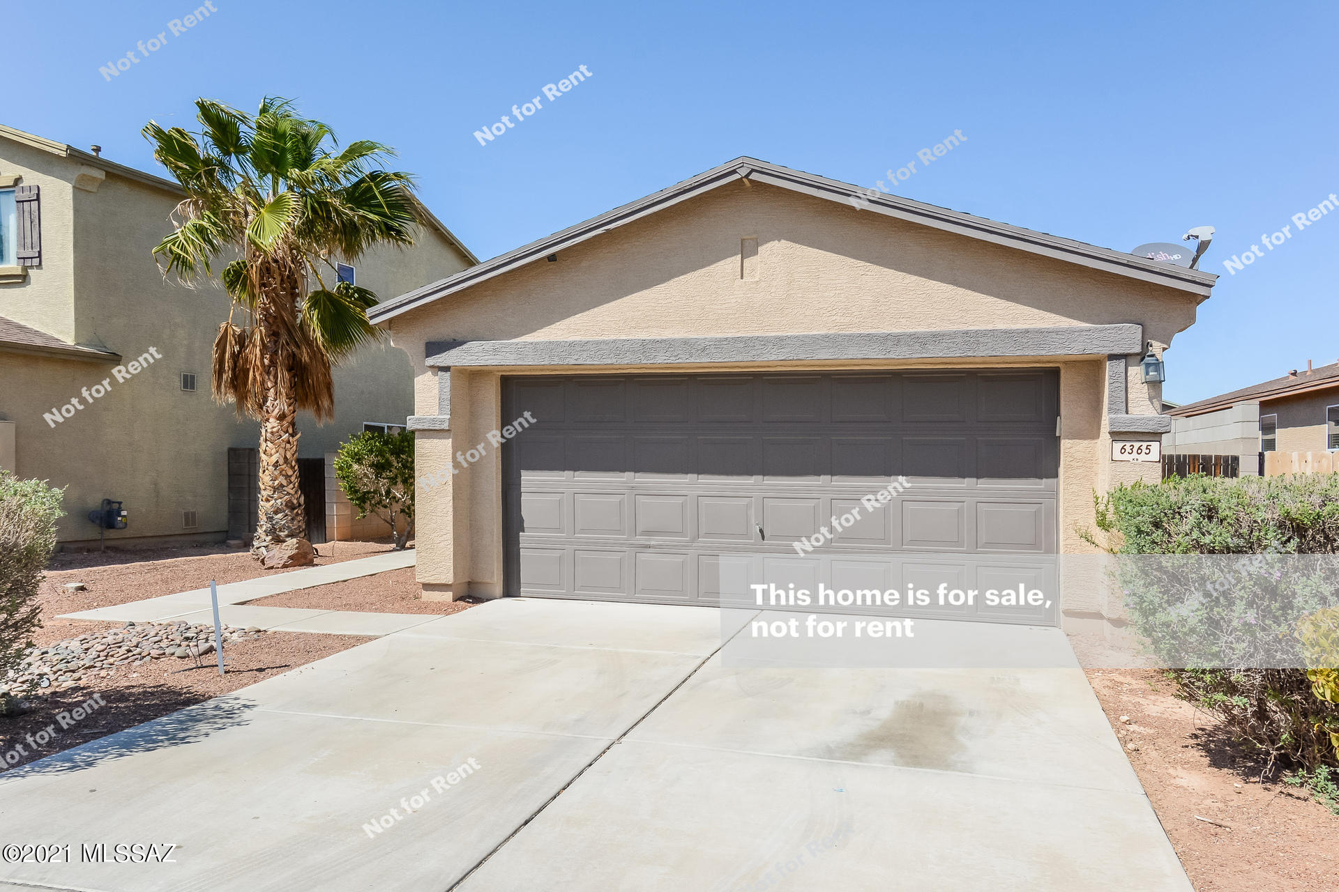 This Tucson one-story cul-de-sac home offers granite countertops, and a two-car garage.