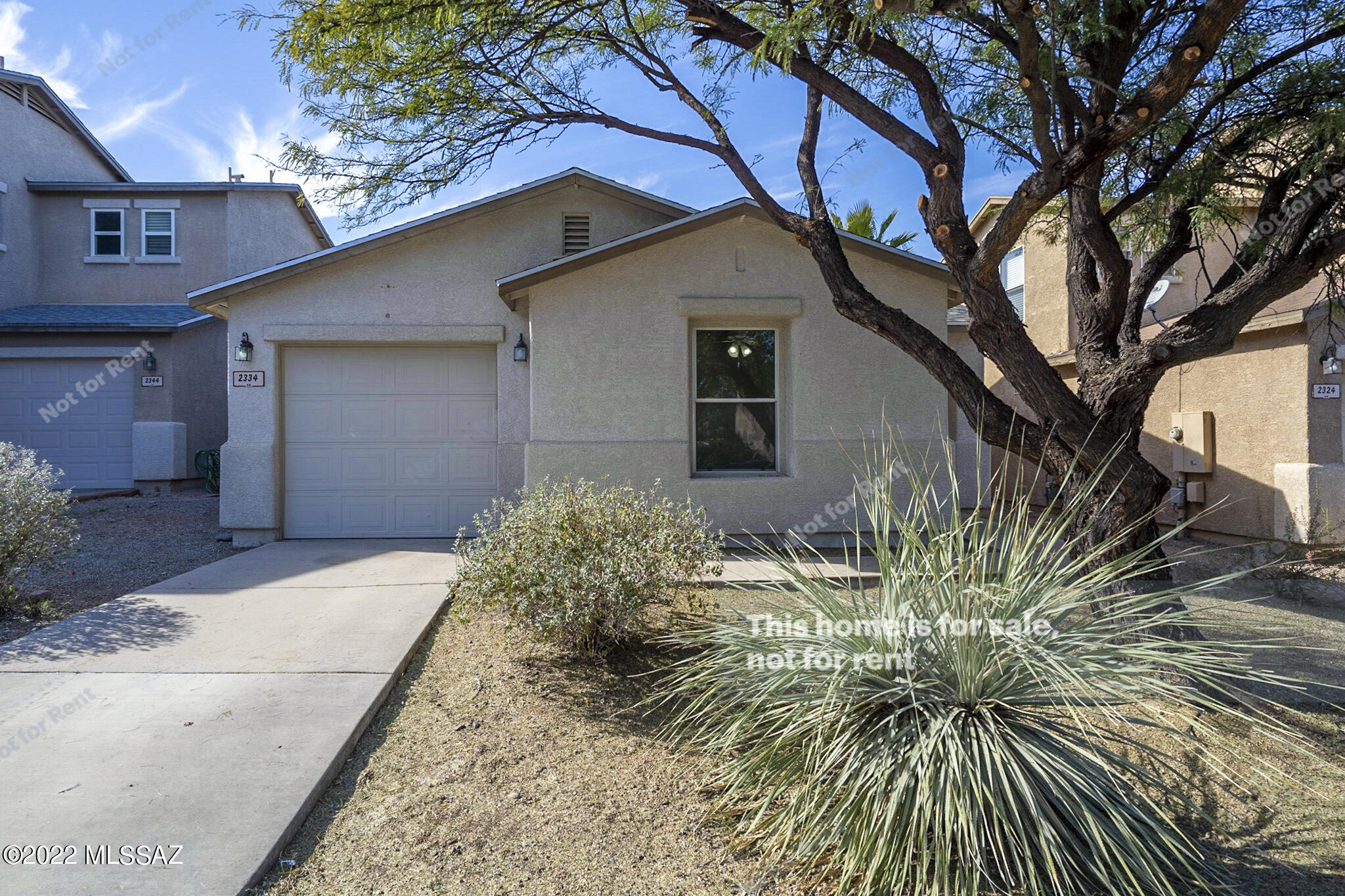 This Tucson one-story home offers a patio, granite countertops, and a one-car garage.