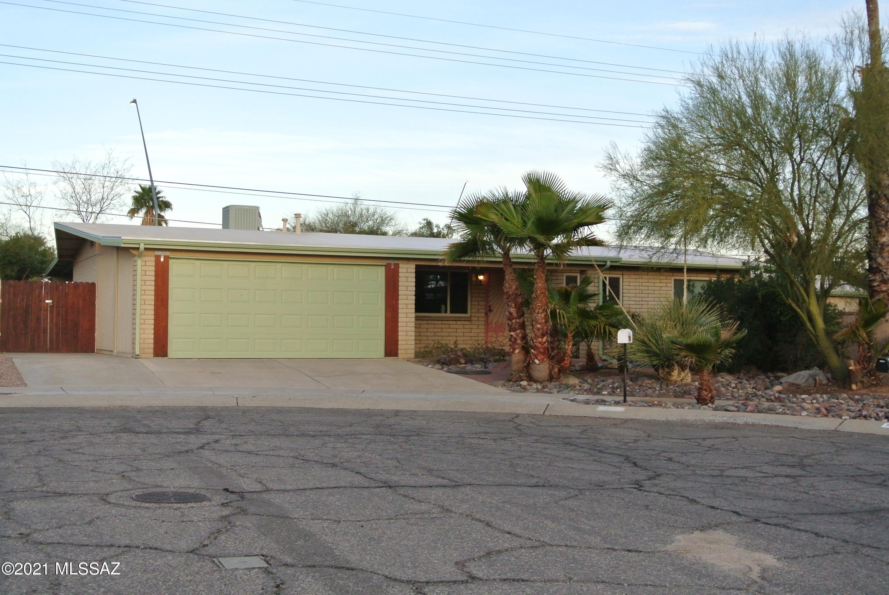Gorgeous home located in a quiet cul-de-sac with huge yard and a fenced pool with beautiful views all around the property. Solar panels will help save on energy costs.

washer and dryer do not convey