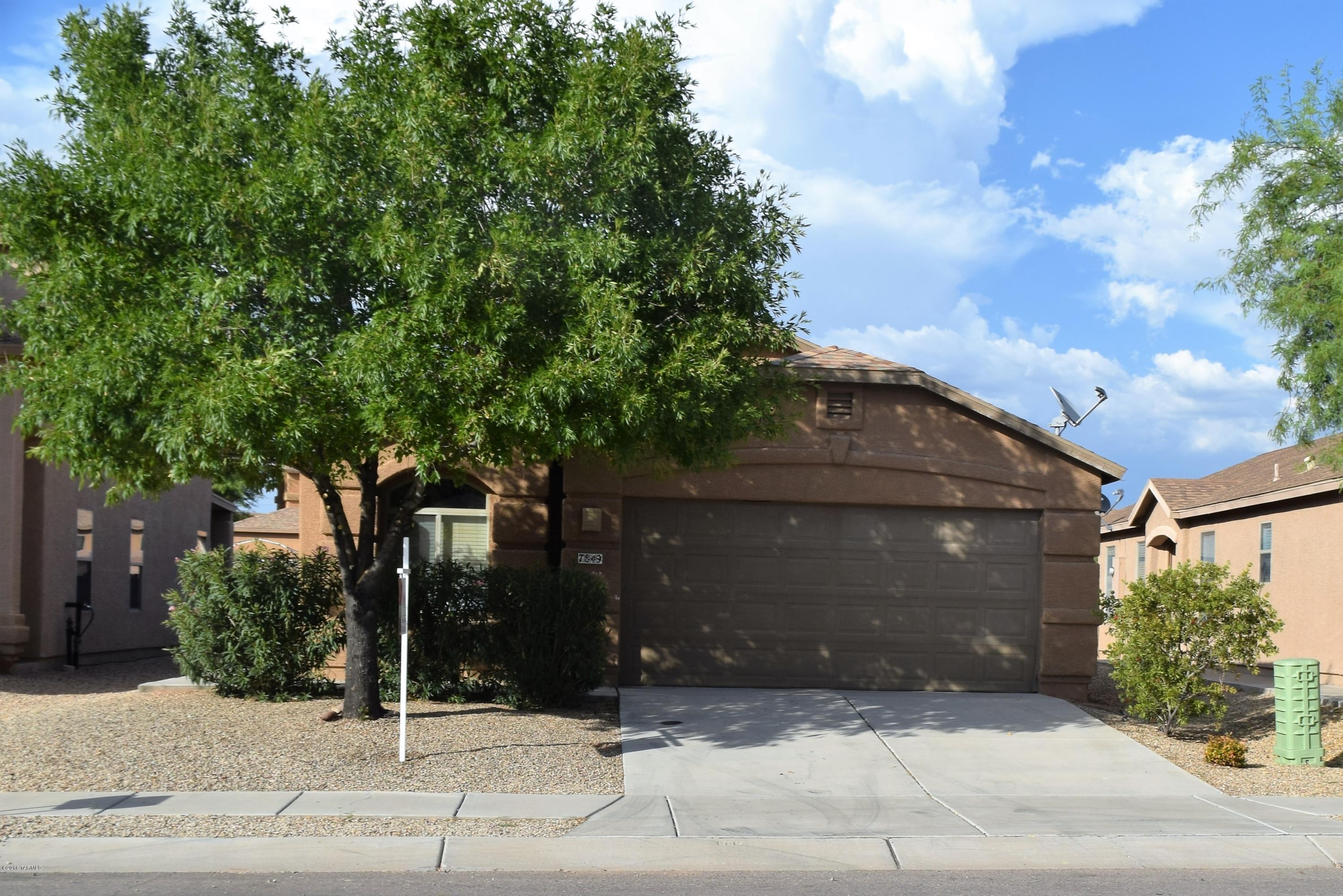 Beautiful maintained home in desirable Vail School District with custom home options, 3 bedroom plus a den. Backs to wash for extra privacy, and Community park complete with picnic area. Come take a look and make this fabulous house your new HOME!