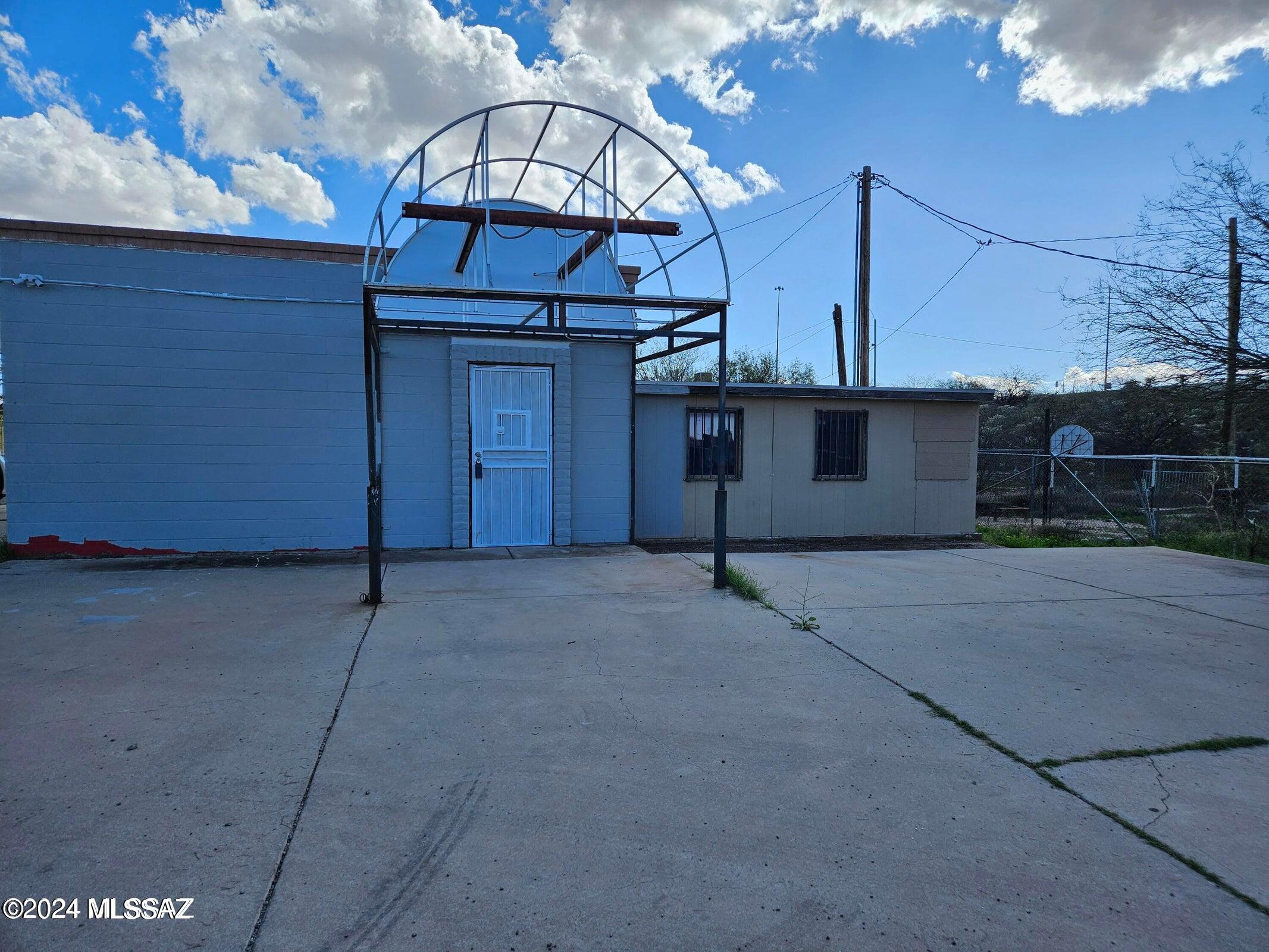 Location, location, location! Drive-Through Commercial Building Zoned ''SB1'' WITH A
MULTITUDE OF POSSIBLE USES. QUICK ACCESS TO FREEWAY AND DOWNTOWN. This property is offered in AS-IS condition.