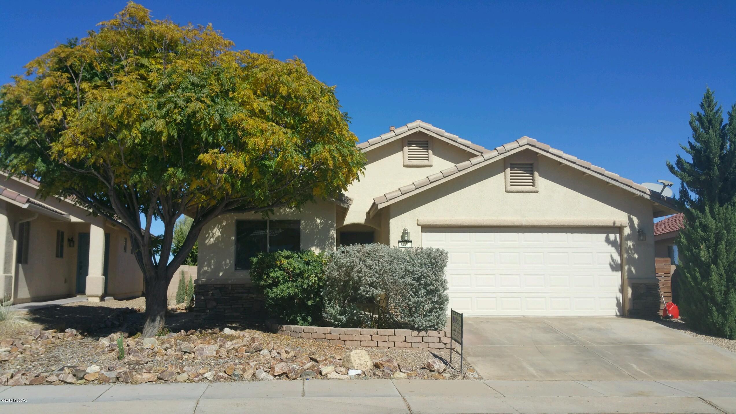 Fabulous home in Holiday on a perimeter lot with no neighbors behind this home! 3 bedrooms 2 bath home with many upgrades! Granite
countertops and upgraded cabinetry in the kitchen, tile and wood laminate throughout, newer refrigerator and gas stove, French doors leading to extra bonus/office
and to the master bedroom, custom interior paint, built in dining area bench seating with storage, ceiling fans throughout, shelving in the garage, BBQ stub on the
covered back patio, garden area, home warranty included! Pools, fitness center, walking path and more are ready to enjoy in the neighborhood. Call today!