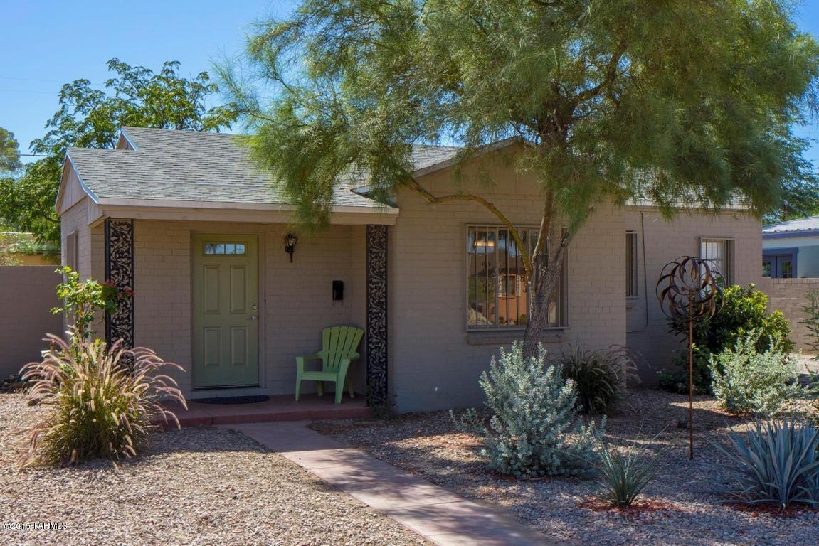 Located in the historic community of Blenman! Charming 2bdr/1ba house with bright/open living room, kitchen w/tiled counters, full size W/D and spacious shared fenced back yard. 
Water, sewer and trash is split between Front and Back house and is billed monthly by EMS Realty.