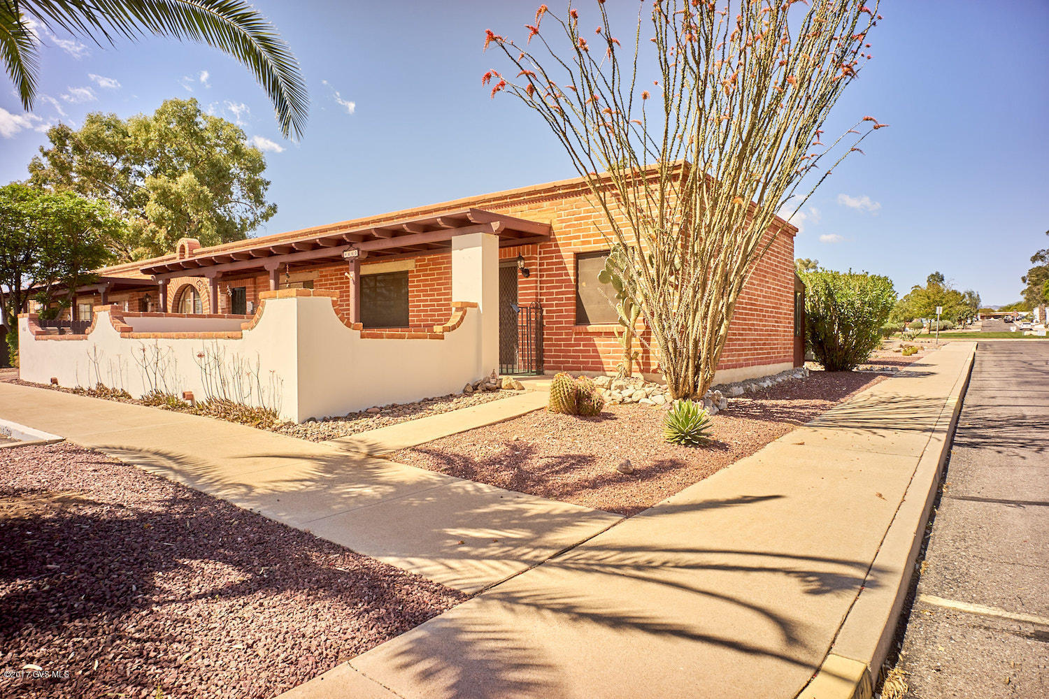 RENEWED, REFRESHED, AND RE-VITALIZED 2 BR VILLA IN VILLAS EAST WITH MOUNTAIN VIEW FROM EAST PATIO! NEW CARPETING, NEW VINYL IN BATH, FRESH PAINT, NEW WINDOW COVERINGS/BLINDS, NEW CEILING FANS, AND MORE. INCLUDES FULL-SIZED DISHWASHER, A MURPHY BED (NEW MATTRESS) PLUS MATCHING DESKS/CABINETRY. THERE IS THE CONVENIENCE OF A WASHER/DRYER IN AZ RM. UNIT HAS BEEN FRESHLY PAINTED AND IS MOVE-IN READY! PARKING IS RIGHT IN FRONT OF UNIT. AND DID I MENTION THERE IS A SANTA RITA MOUNTAIN VIEW?!
 AGENT STAGING ITEMS DO NOT CONVEY.