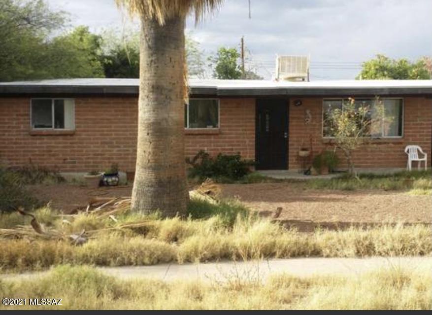 Charming 3 bedroom 2 bath home in established, centrally located neighborhood! Great first home or investment property. Currently rented if you would like to keep renter they are willing to stay. large lot on a cul-de-sac. Large enclosed rear yard, tons of potential.