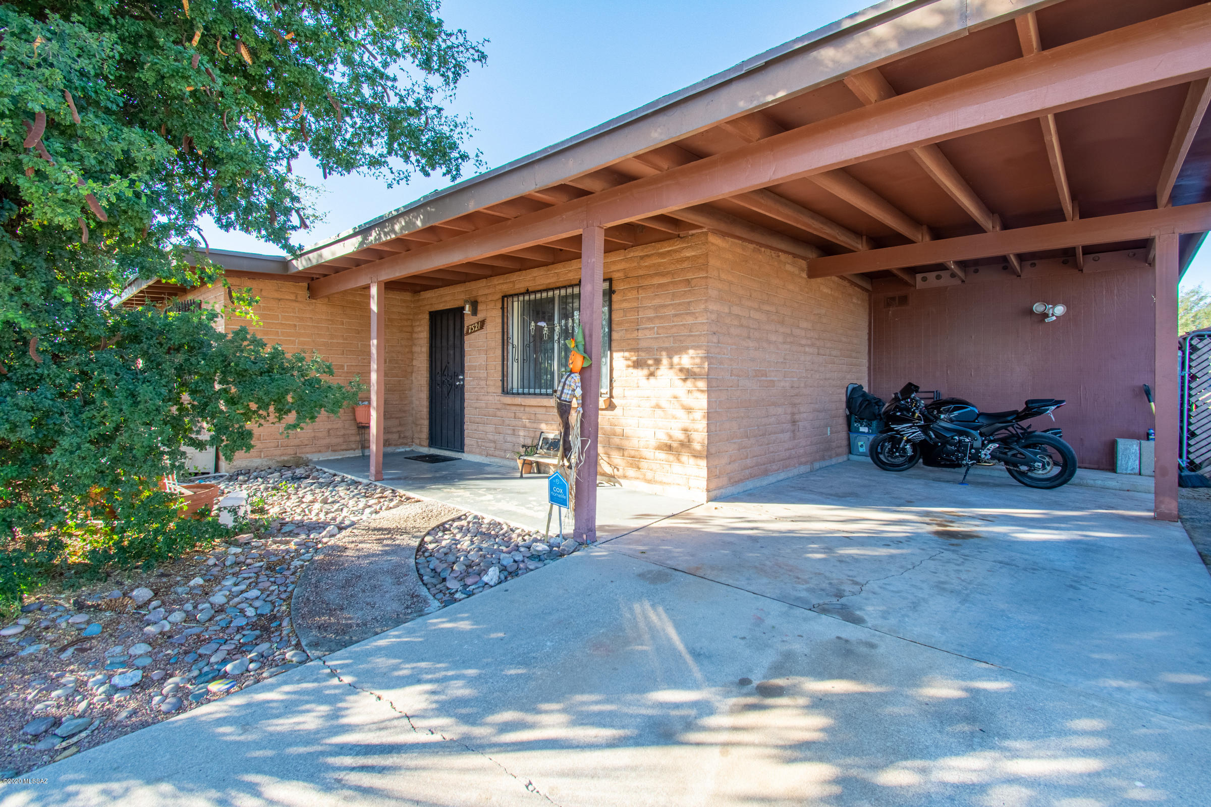Charming 4 bedroom 3 bathrooms, brick-red, slump block house with mature landscaping and north facing backyard, tile flooring and wood laminate in the bedrooms for that easy-cleaning, easy-living feeling. Large guest quarters opens patio with built-in fountain and outdoor . 1 Bed 1 bath guest house in the backyard. This house needs some TLC.
