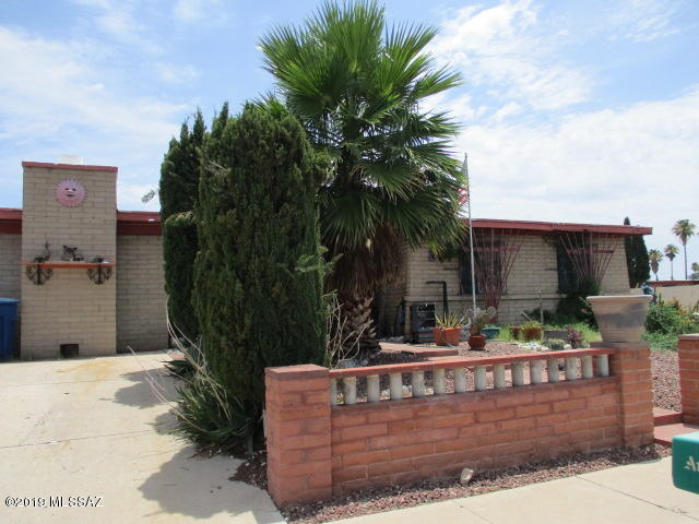 Spacious 4 bedroom 2 bathroom home.  Great floor plan!   Unique opportunity to update and design your dream space!