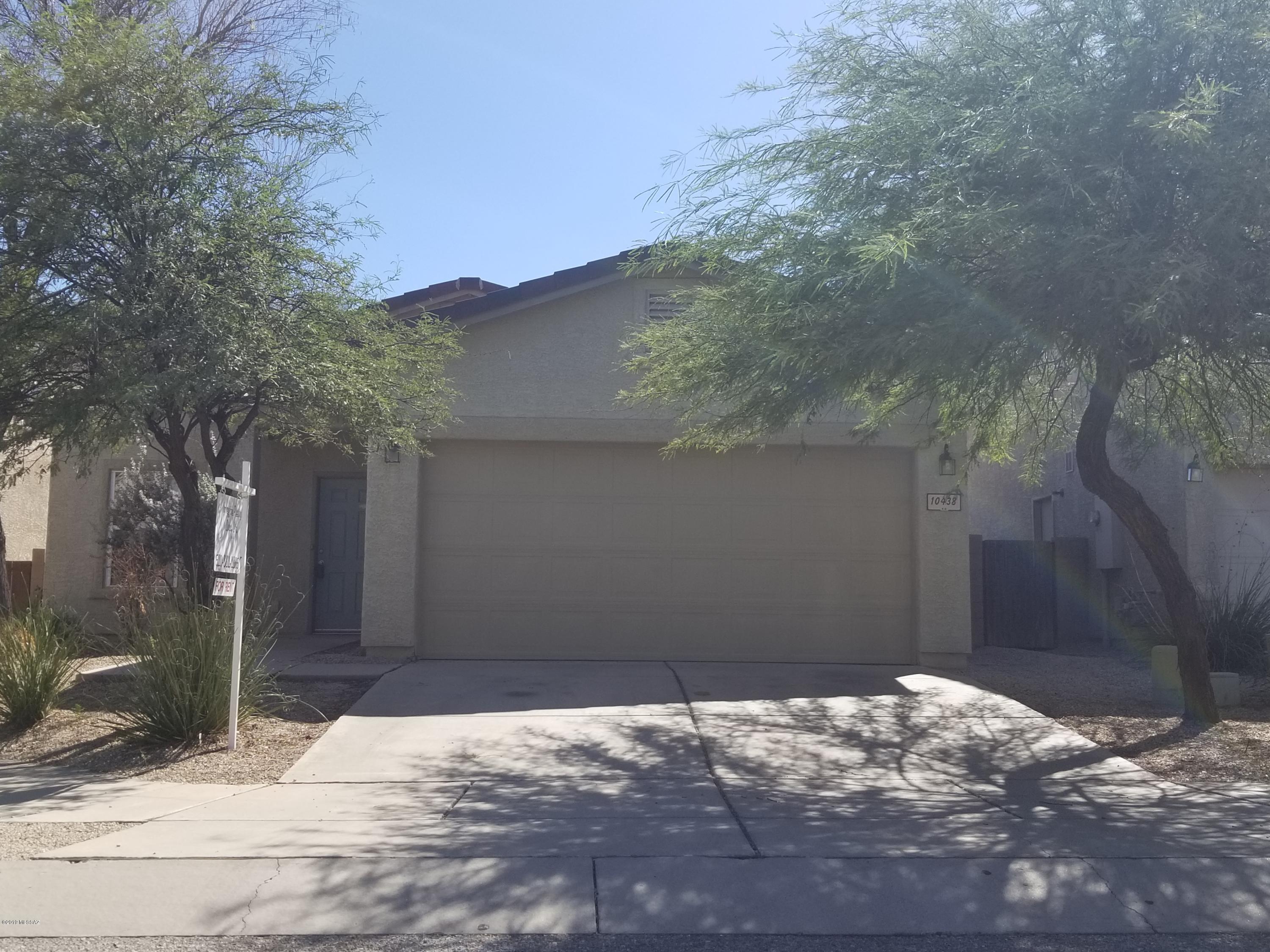 Lovely open floorplan with lots of natural light. Community amenities include pool, spa, playground, basketball court and jogging path. Split floorplan, ceiling fans throughout.