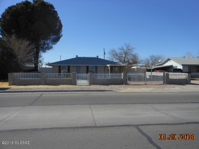 3 BR 1 1/2 BA HOME ON LARGE LOT BUILT IN 1974. NEW TILE FLOORS IN FAMILY ROOM AND BONUS ROOM. NEW CARPETING IN BEDROOMS. NEW PAINT IN ALL ROOMS. FRONT YARD HAS A NEW BLOCK FENCE. SHOPPING AND SCHOOLS ARE NEARBY. COMES WITH 2 STORAGE SHEDS IN THE BACK YARD.