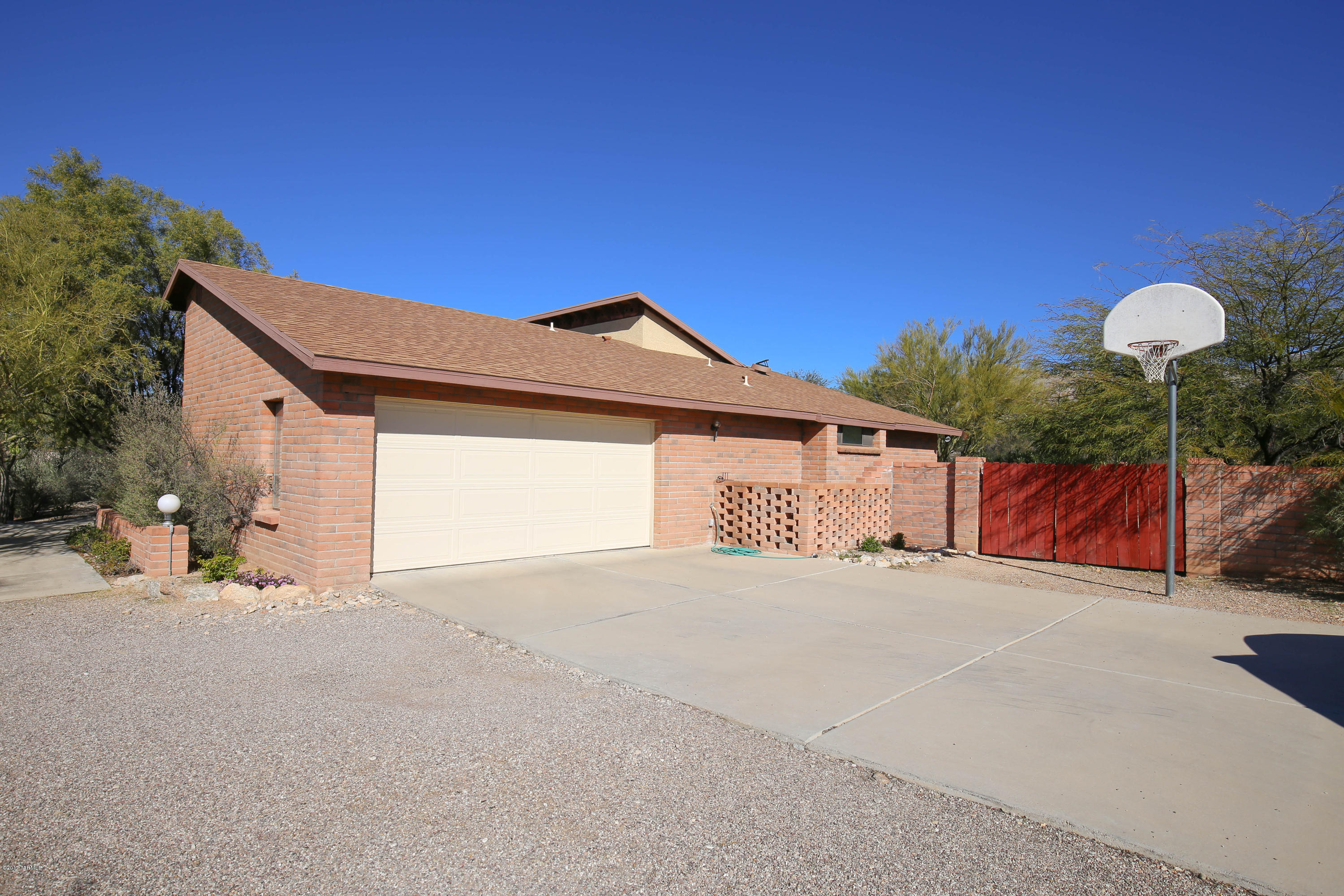Wonderful Custom Home On Large Lot W/ Fantastic Mountain Views Very Large Bedrooms W/ Big Walking Closests Cathedral Ceilings Passive Solar Design Split Bedrooms Plan Great Foothills Location, Shadow Hills District 16 Schools