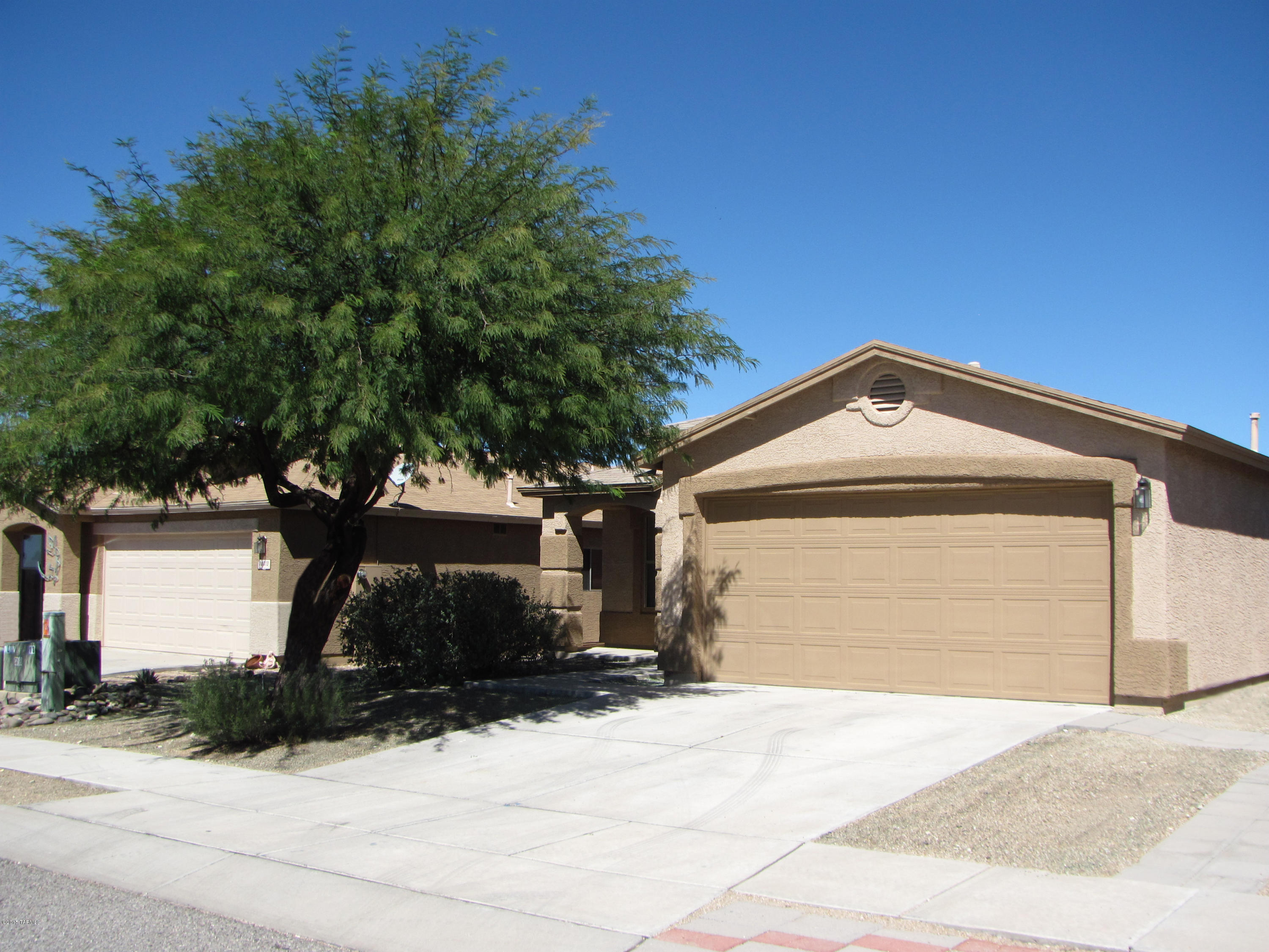 Built in 2000. Charming 3 bedroom, 2 bathroom home in Arizona La Victoria, located on the Spanish Trail bike/walking path and close to the entrance to Saguaro National Park East. Home features open floor plan with high ceilings, maple kitchen cabinets and island. Ceramic tile in entry & hallway, kitchen and family room. Pets are subject to approval.   *** RENTAL RATE REFLECTS A $45 CONCESSION IN EXCHANGE FOR TENANT’S AGREEMENT TO CHANGE HVAC FILTERS MONTHLY. RENTAL RATES ARE $45/MO HIGHER THAN STATED W/O CONCESSION.***
