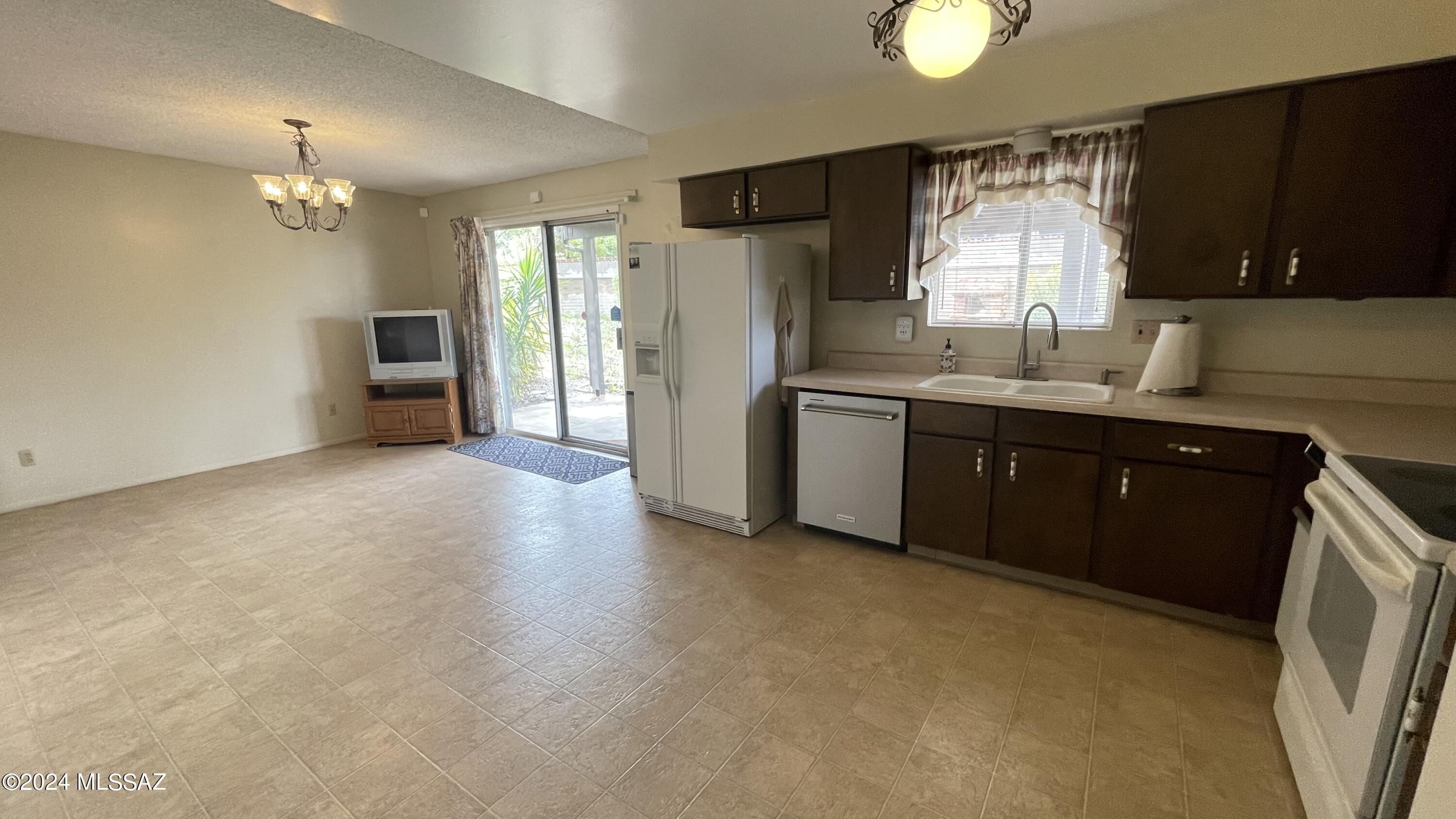 Broadway East (113-253) - Residential