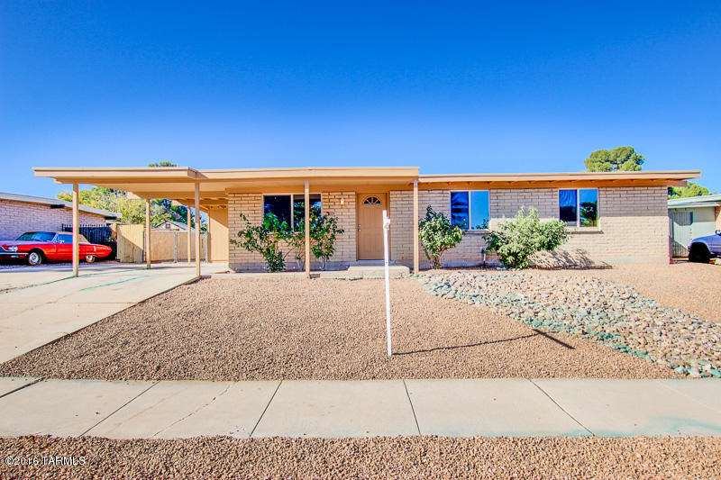 BEAUTIFUL REMODEL!  OPEN FLOOR PLAN WITH A LIVING ROOM AND A FAMILY ROOM. KITCHEN HAS A SKYLIGHT AND A BREAKFAST BAR AT THE ISLAND THAT HAS ALL STORAGE INSIDE.  KITCHEN HAS NEW CABINETS, COUNTERTOPS, LIGHT FIXTURE AND STAINLESS STEEL APPLIANCES. STEP DOWN INTO THE FAMILY ROOM OFF THE KITCHEN WHICH ALSO HAS A BACKDOOR. NEW TILE THROUGHOUT HOME.  NEW CARPET IN ALL BEDROOMS. NEW VANITIES, TOILETS AND FIXTURES IN BATHROOMS. FRESH INTERIOR PAINT THROUGHOUT. CLEAN. COZY HOME!  MOVE IN READY!