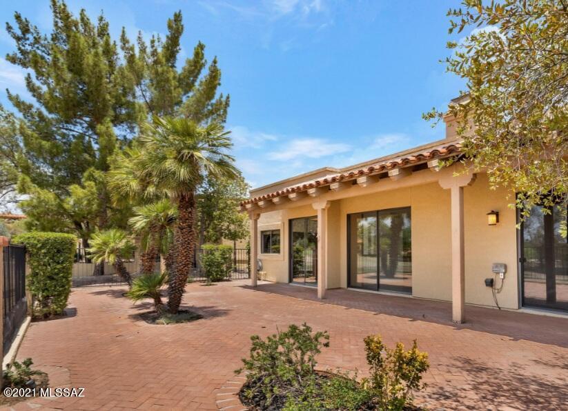Lovely renovated Resort Leaving Townhouse at El Conquistador Resort ! front views of property of the Amazing Pusch Ridge and Beautiful Lot View to the Golf Course and Sunset view on back yard. Spacious 3Br/2Bd, Just Recoated Roof, updated Bathrooms, Fire place in living room, Kitchen up grated with center island, Granite and Stain Steal appliances, Formal Dining Area, Desk area on the Hall, Master Suite has garden tub, separate shower and large walking closet. Property Owner may join for a fee the use of the Amazing Hilton Resort Pool and Fitness Center.