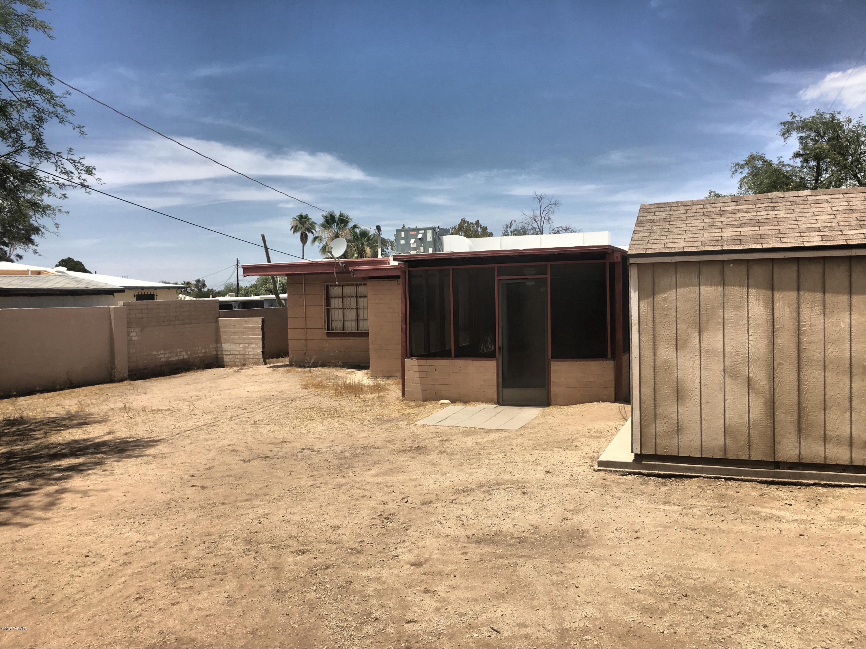 In the Lineweaver School district, this home was recently rented out for $810 per month in its present condition. This property will not last long and is perfect for an investor or a 1st time home buyer.