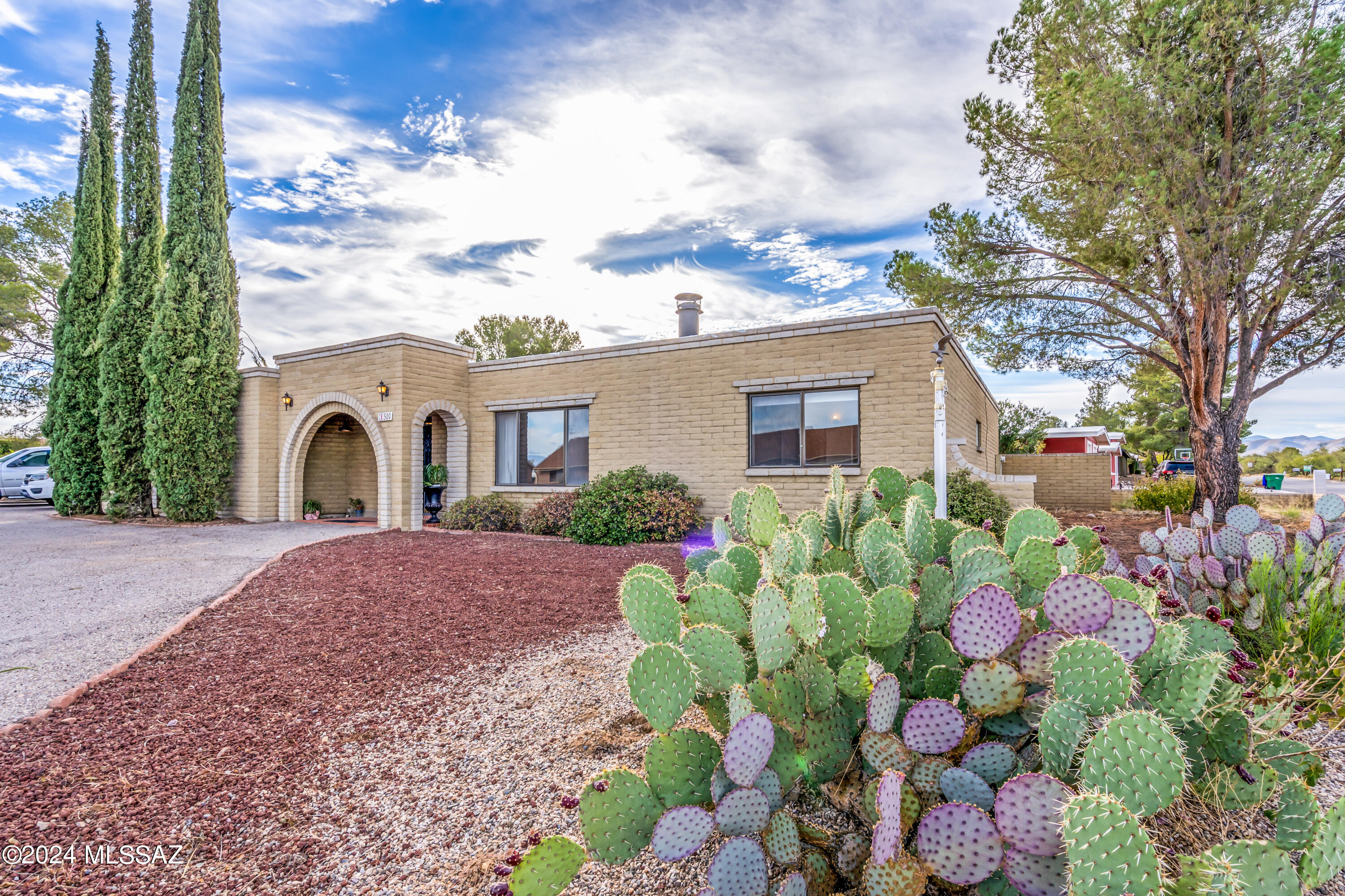 NO HOA!! CORNER LOT!!
Superb Mtn/Sunset views.  Light, bright; dual cooling; huge laundry room w/utility sink; atrium as you enter, split BRs, fireplace in living rm, skylights in laundry and mster bath, sunken shower in mster bath, 3 x-Large BRs  w/walk-in closets.   Two car garage.  Space to park an RV with 30 amp hook-up.  Lovely low care yard w/citrus, white fig & irrigation system.  lots of updated kitchen appliances & laminate wood flooring.  Huge backyard with chicken co-op, garden, and greenhouse.