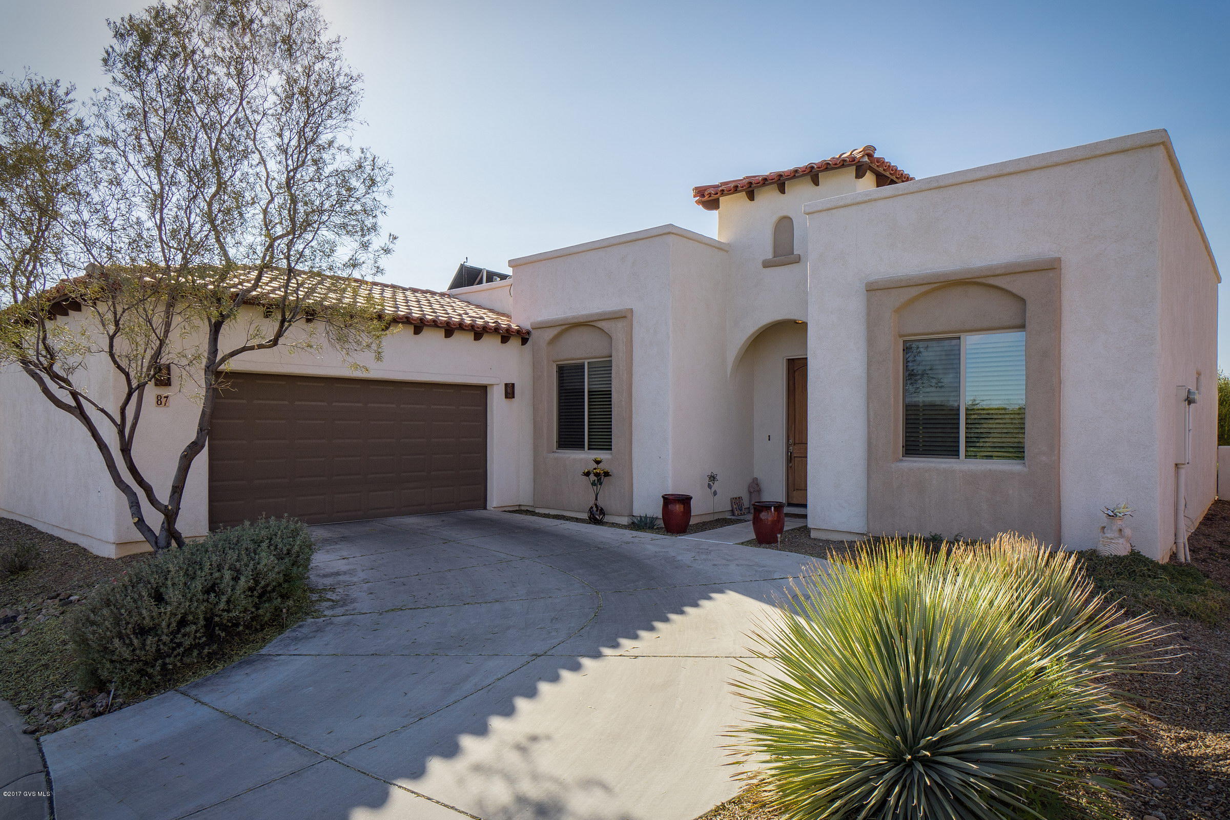 On a quiet cul-de-sac in the Tubac Golf Resort, this three bedroom home is low maintenance and close to golf, fine dining, shopping and easy highway access! High end finishes such as granite counters, SS appliances, carpeted bedrooms, tile in traffic areas and wood flooring in dining room. The split bedroom plan offers you privacy and views of the Tumacacori Mtns.!