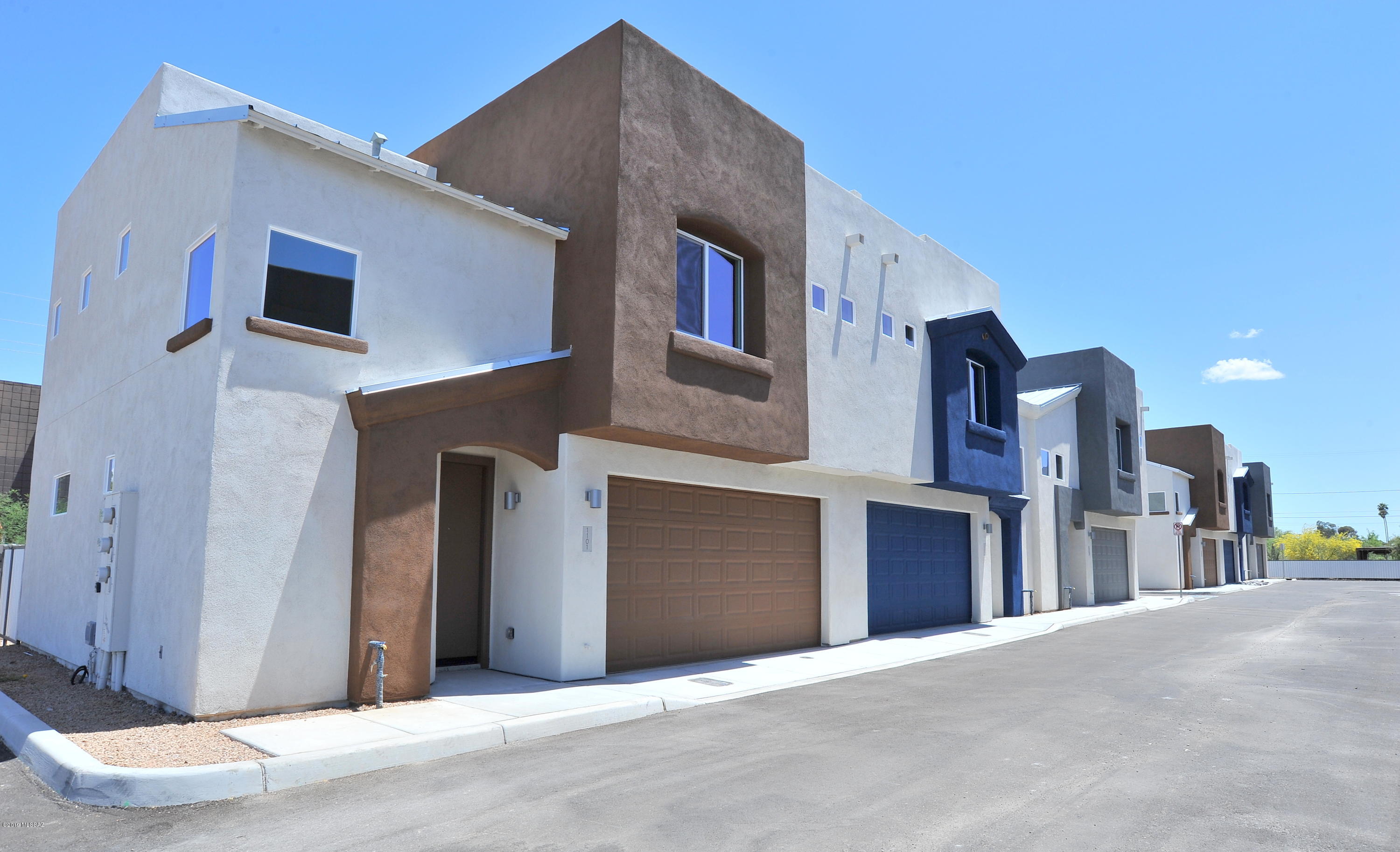 Brand New, Central Tucson. Next to The UofA campus  granite countertops and stainless steel appliances, covered patios and 2 car garages, Laundry area in each unit.  Landlord would be willing to furnish for 1900.00. Available October 2, 2020