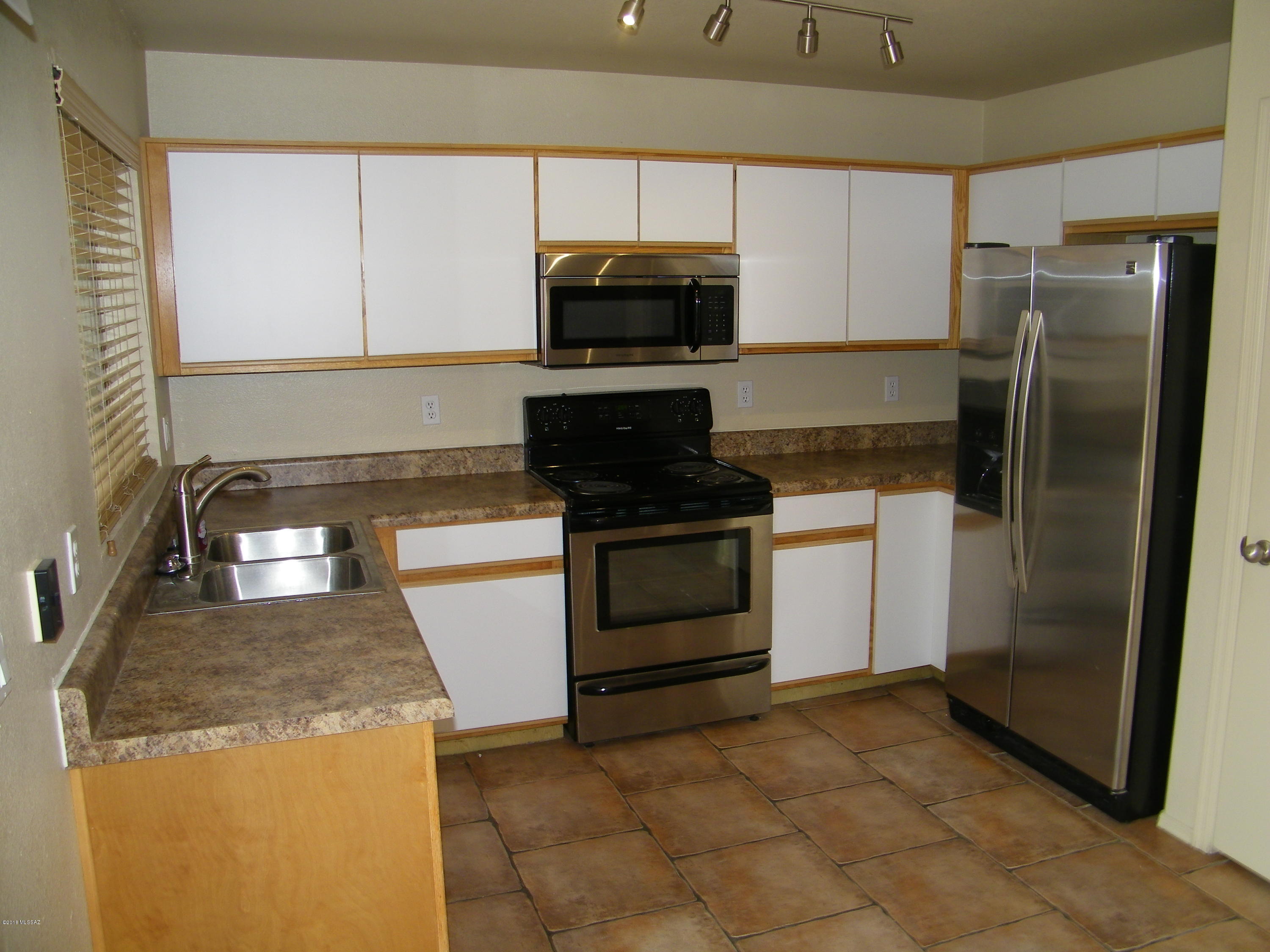 Hacienda Del Oro (1-78) - Residential Lease