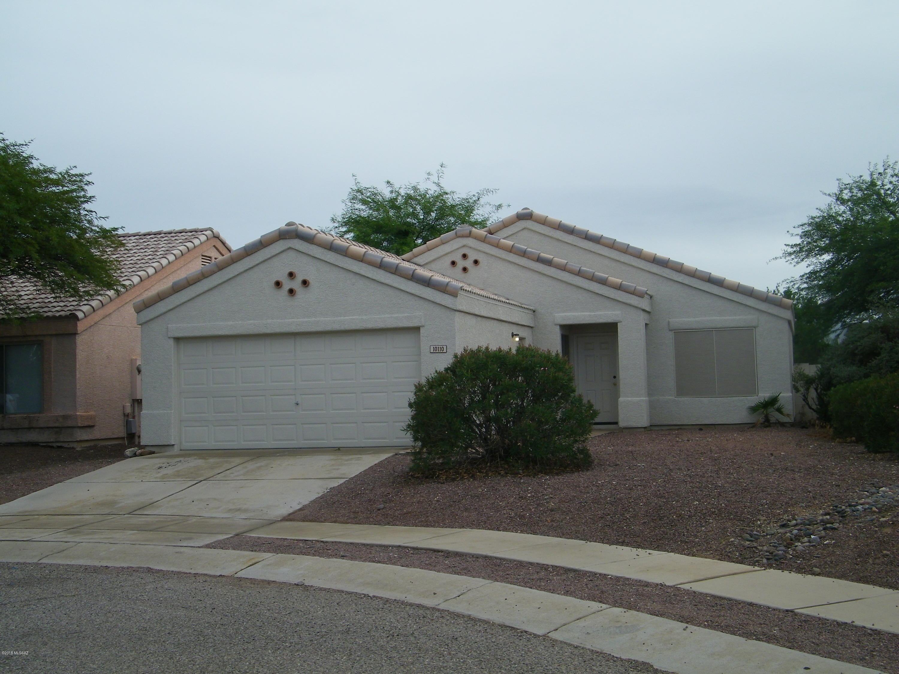 Hard to find 3 BR/ 2BA home in desirable Rita Ranch. Situated on a quiet cul-d-sac lot, this home is close to schools and shopping. NO CARPET. Gorgeous Ceramic tile
throughout.