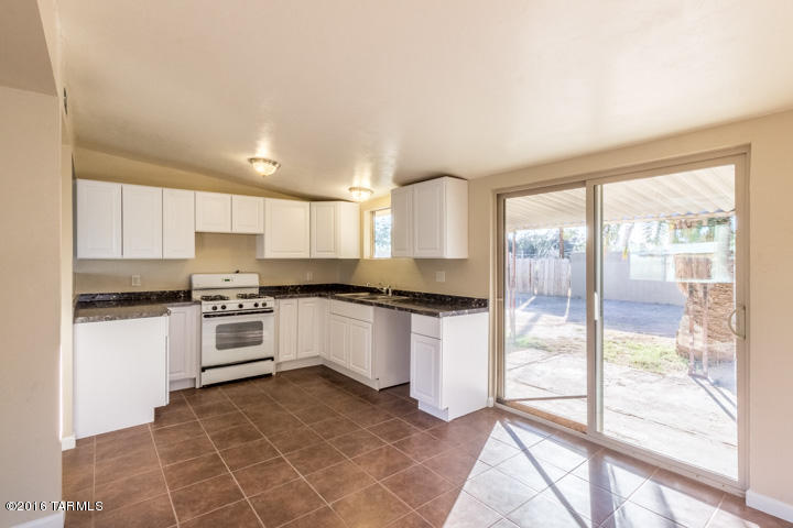 Just remodeled, new kitchen and counter tops, tile throught out,  freshly painted, AC, new bathroom,  new windows, new water heater, new light fixtures, block wall, excellent location, close to freeway, mall, restaurants.
Owner agent.
Hurry up won't last !