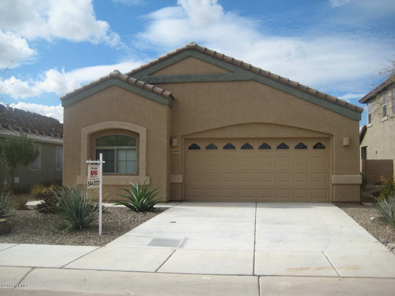 Beautiful former model, this 3bdr/2ba home has an open Great room, Dining area, bar seating, kitchen w/stainless steel appliances and granite counters. Split bedroom floorplan, master bedroom offers two spacious closets and garden soaking tub in bath. Backyard w/covered patio offers great evening sunset views! Walk to park and hiking areas!
TENANT OCCUPIED THRU 07/15/2020