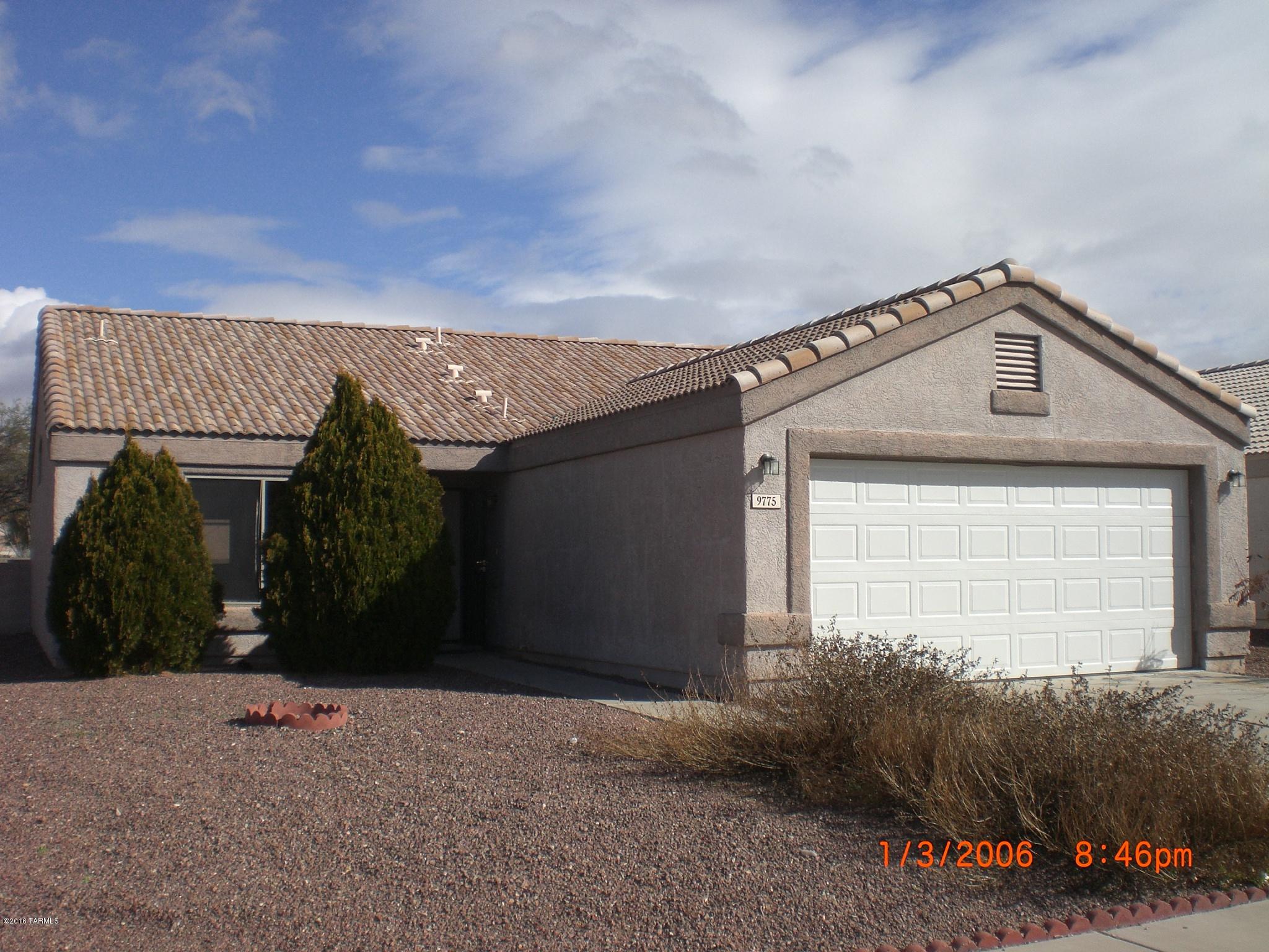 Well kept 3 bedroom home with awesome vaulted ceilings in great room.  Corner Lot with large backyard.  Covered Patio. 4 Ceiling fans. Lovely tile mosaic at entryway. 
Kitchen has eat in area and open window looking into Great room living room.  Washer and Dryer and refrigerator.  2 car garage.  Vail school district.  Inside laundry room.

DOGS CONSIDERED NO CATS!!!