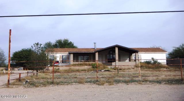 Checkout the great layout on this large manufactured home on a 1+ acre lot. Property features 4 bedrooms, 2 baths, a large
kitchen with center island that opens to an expansive living room with fireplace. The home is in need of some TLC but is a
great value for the space.