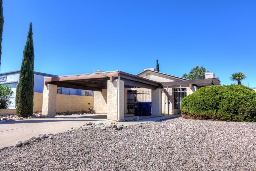 Eastside-Lovely 3 Bd/2Ba Home on corner lot. Living Room, Dining off Kitchen, Ceiling fans throughtout. Covered Patio with extended pavers. Large east facing. low care backyard with mountain views. Central AC, Tile, TUSD Schools, Split Floor plan, Storm Doors, W/D hook-up. (Speedway/Harrison)