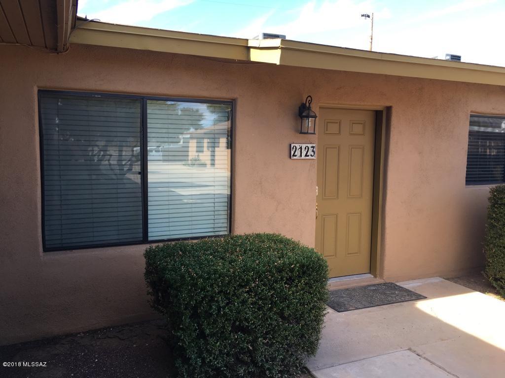 Beautiful recently remodeled 2BR 1BA condo in the heart of Tucson. Covered parking and near bus lines, shopping and schools. Spacious layout with luxury features. Large fenced back yard with storage shed. All newer appliances including washer, dryer and refrigerator.
Porcelain tile counter tops and flooring.