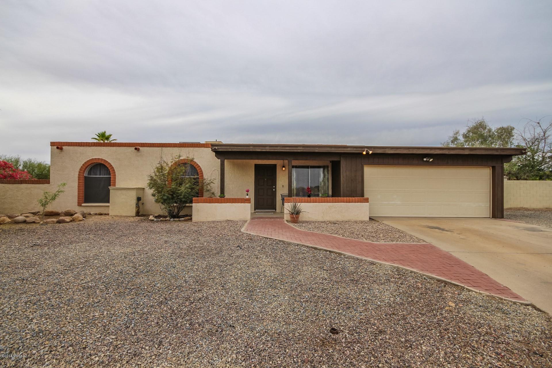 Sellers will counter or accept offers between $259,900 - $264,900. WOW! This masonry stucco home has a long list of highly-sought after features to include: NW location, mountain views, end of cul-de-sac, pool, premium lot on 1/3 acre, a wood burning fireplace, 3 entertaining areas, 4 spacious bedrooms, a den that can serve as a 5th bedroom, a remodeled kitchen with granite counters, glass tile back splash, stainless steel appliances, new ceramic floor tile, new carpet in bedrooms, and much more! Entertaining space also available outdoors under the covered patio, ramada, or large poured concrete slab. Have toys or trailers? There is no HOA here, and there is a double-gate with access to the back alley. No neighbors directly behind. What more could you want! Come. See. Stay.