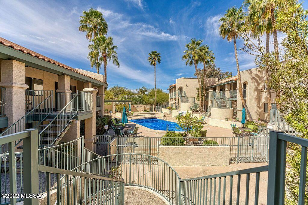 Rudge 22 condo!   Nice private balcony, close to the west pool, Community has two pools. West side is heater in Winter. Stackable washer and dryer. Both bedrooms have walk in closets. 

Great location !
