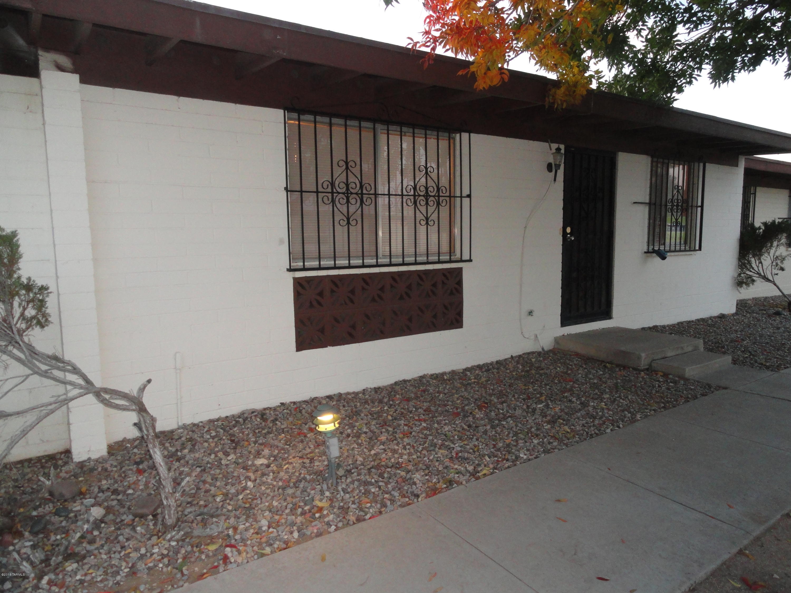 OPEN FLOOR PLAN, CLEAN, MOVE-IN READY--ALL CERAMIC TILE FLOORING--2 GOOD SIZE BED ROOMS, 1 FULL BATH, MOST KITCHEN AND LAUNDRY APPLIANCES INCLUDED. NEWER CENTRAL AC, BACK PORCH, OFF KITCHEN, ADDS USABLE SPACE. SEPARATE LAUNDRY ROOM. COMPLETELY PRIVATE FENCED BACK YARD, COVERED PATIO, AND CAR PORT. VERY CONVENIENTLY LOCATED.
LARGE, OPEN, PLEASANT COMMON AREA.