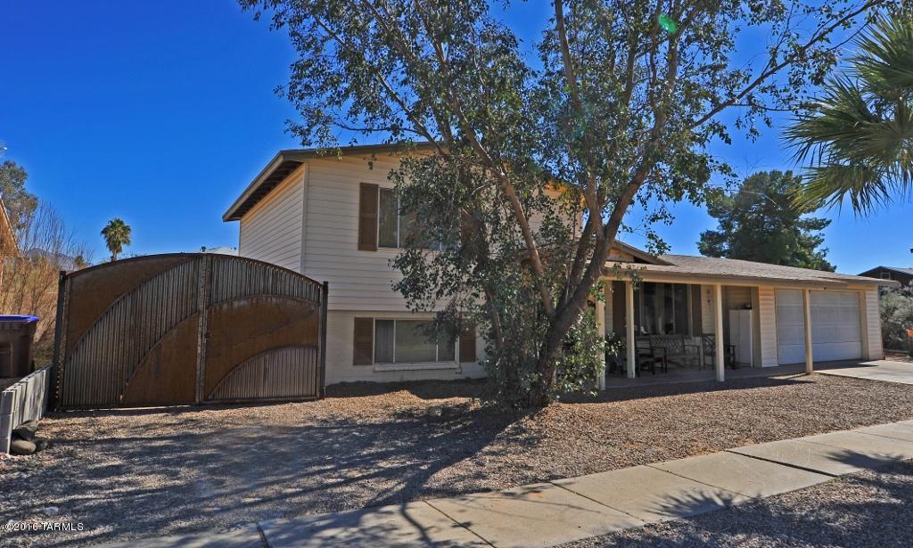 You’ll enjoy entertaining in this beautifully upgraded home with Granite and Stainless Kitchen!  The Great Room layout makes it perfect for family gatherings too!  3 bedrooms and 2 baths PLUS a family room off the kitchen.  Large backyardd too with RV gate for access and parking.  Double car garage with extra work area!  Come and see.