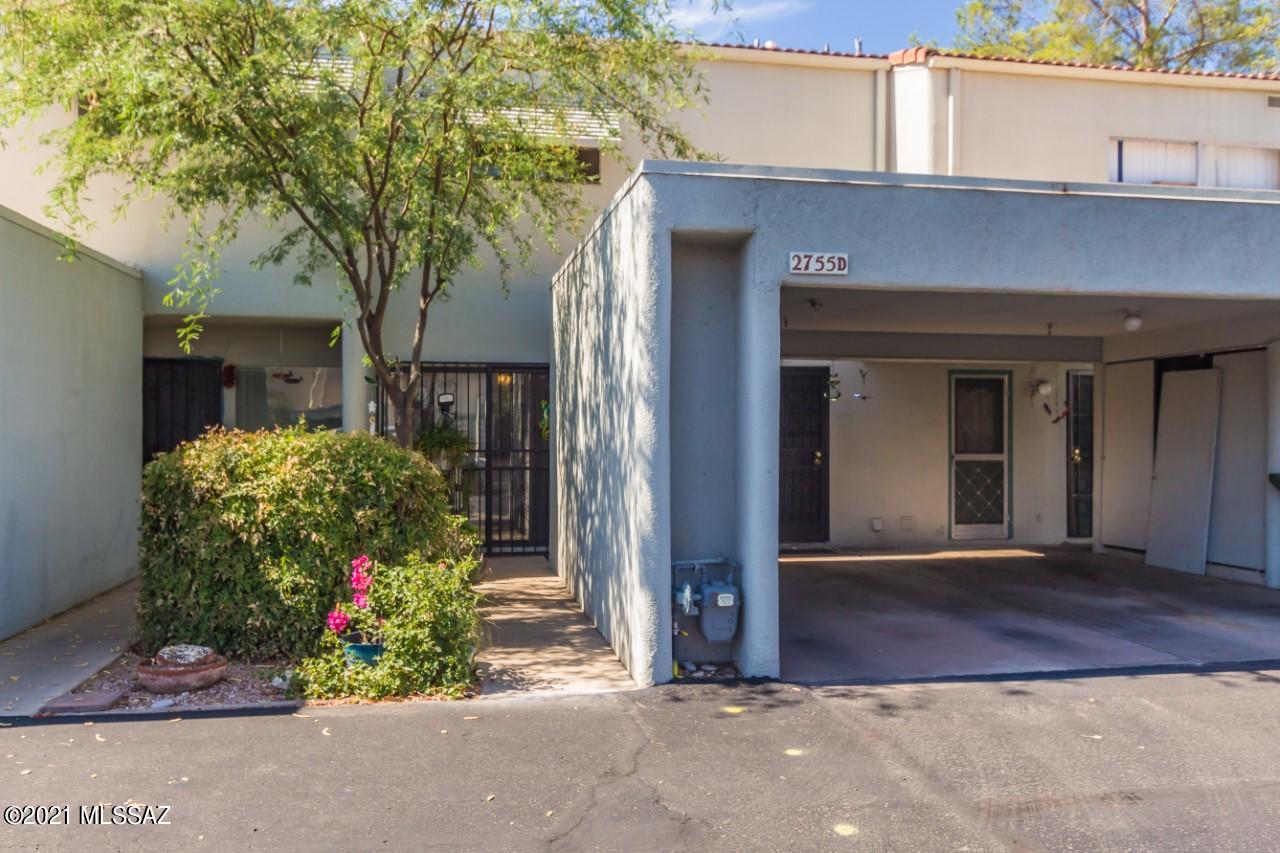 Welcome to the desirable Community of Haven Ridge Townhouses. Warm interior palette, neutral tile floors, ceiling fans, & dining area. Plenty of wood kitchen cabinets, pantry, lots of counter space, & laundry area. Plush carpet in all bedrooms, vaulted ceilings, & 2.5 baths. Charming backyard setting for outdoor entertaining.  Community Pool & Rec Center.  Conveniently located near Dining, Shopping, & Entertainment. Do not let this one go!