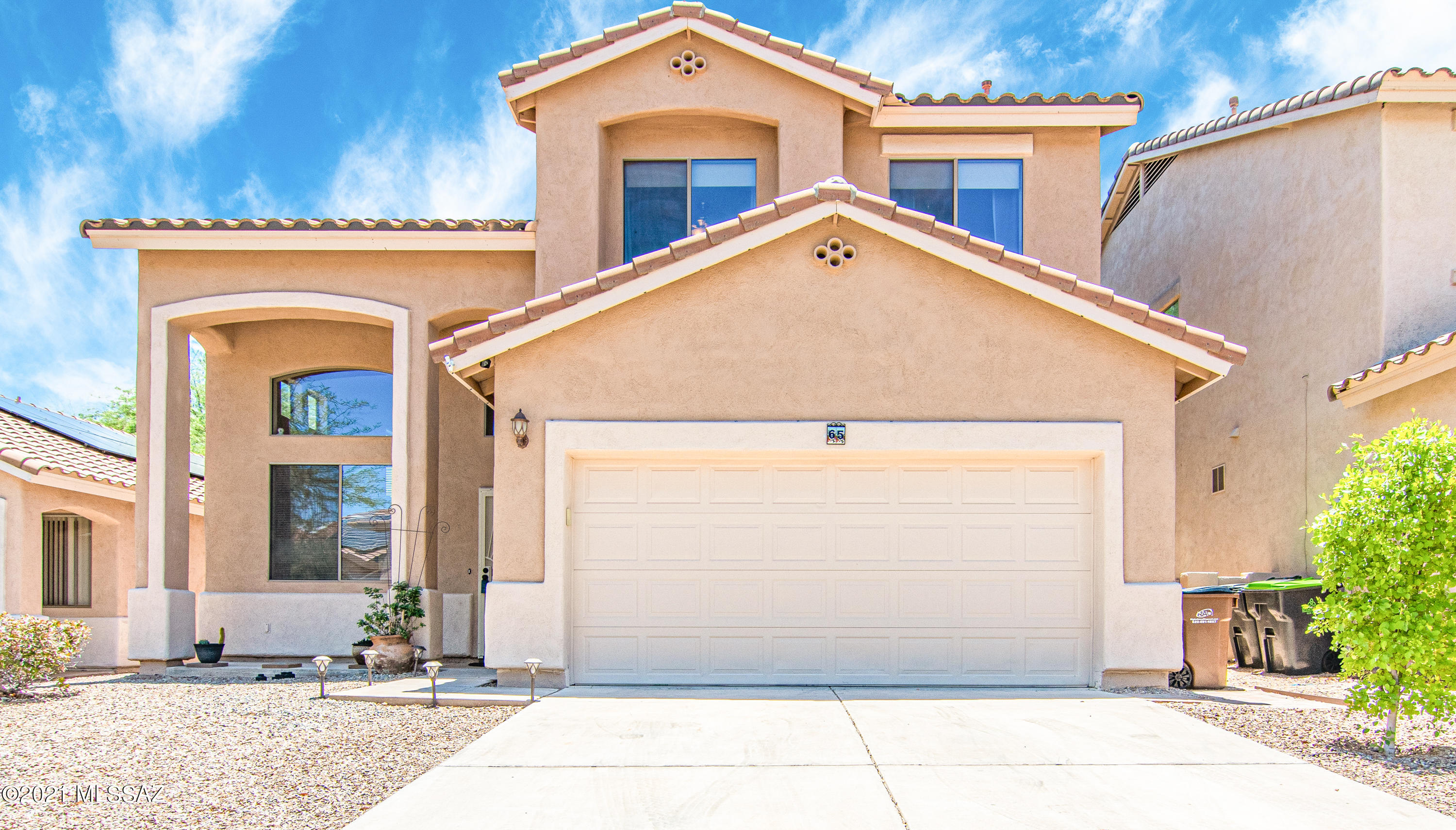 Gorgeous, well-maintained Rancho Sahuarita home perfect for entertaining! 3bed/2.5 bath plus a loft/den. HUGE master suite w/bonus area that can be used as a private sitting room, nursery, exercise room or den. Close to one of many neighborhood parks/playgrounds, wilderness trail & a path to the lake. 

Home features: Vaulted ceilings in living and dining areas, central vac, full length covered patio, pre wired for speakers, and kitchen appliances only 1 year old.