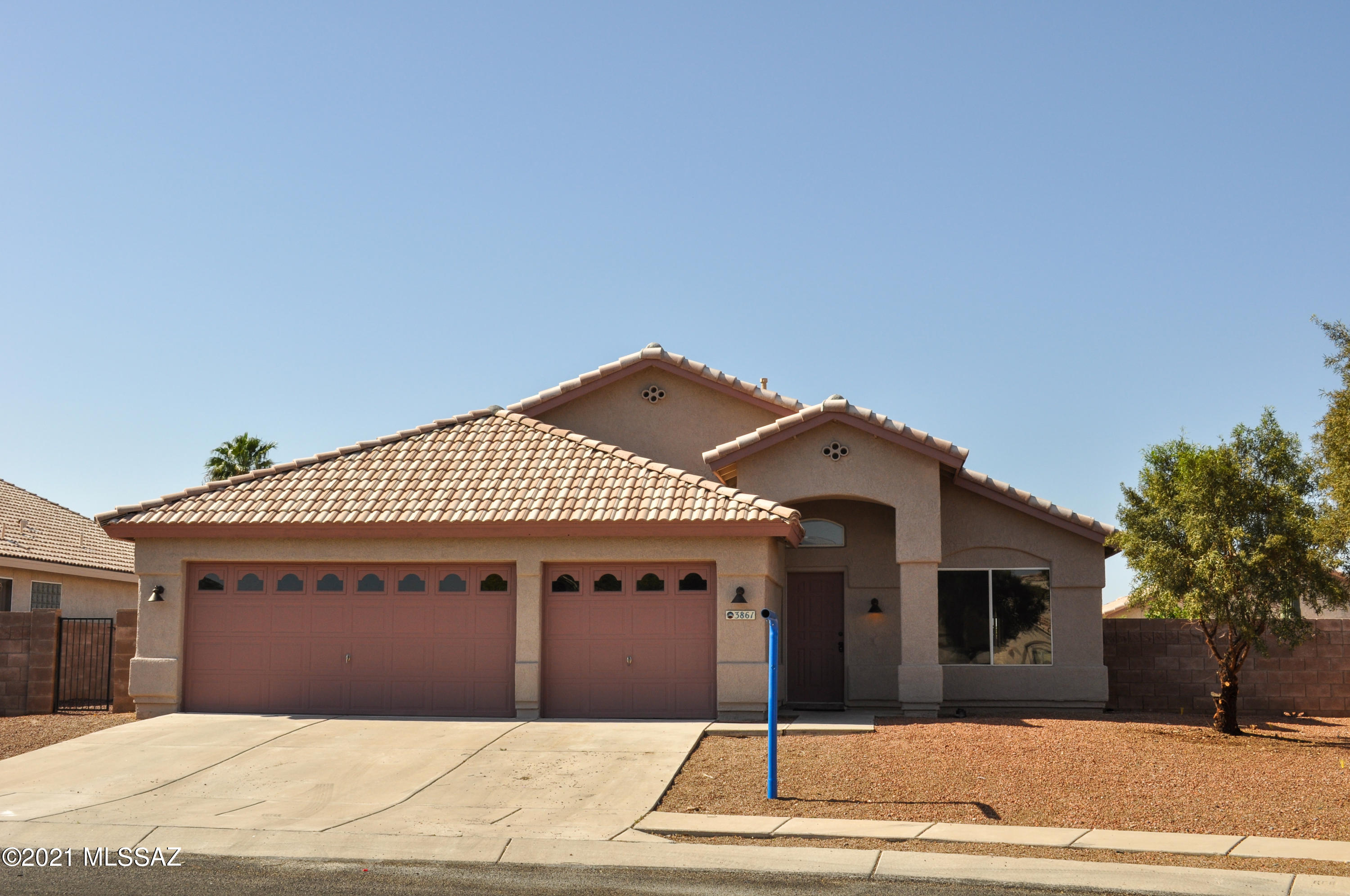Fantastic Turn-Key home located in North Star Ranch. This home offers a  spacious open floor plan with 3 bedroom and 2 bath, 2 dining areas, and 2 great rooms. The gourmet kitchen has an abundance of cabinets, granite countertops, and new SS appliances. The owner's suite has French doors, sliding door access to patio, and the walk in closet of your dreams. The en-suite bath has a separate walk in shower, garden tub, and double vanity with granite countertops. Step outside into the incredibly large backyard. The yard is landscaped  with decorative gravel, wraps around the house, and offers endless possibilities.