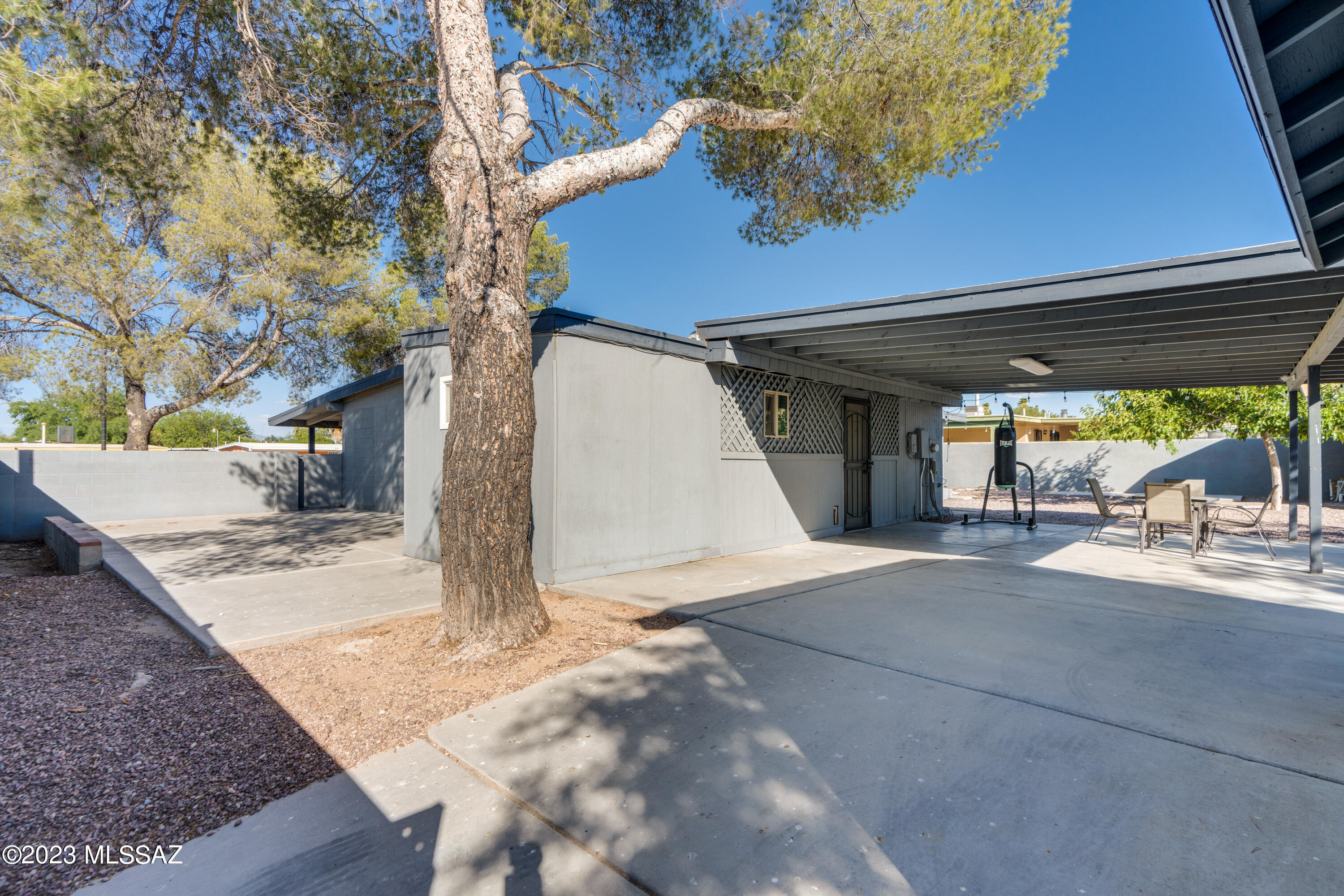 Los Reales Heights (1-102) - Residential