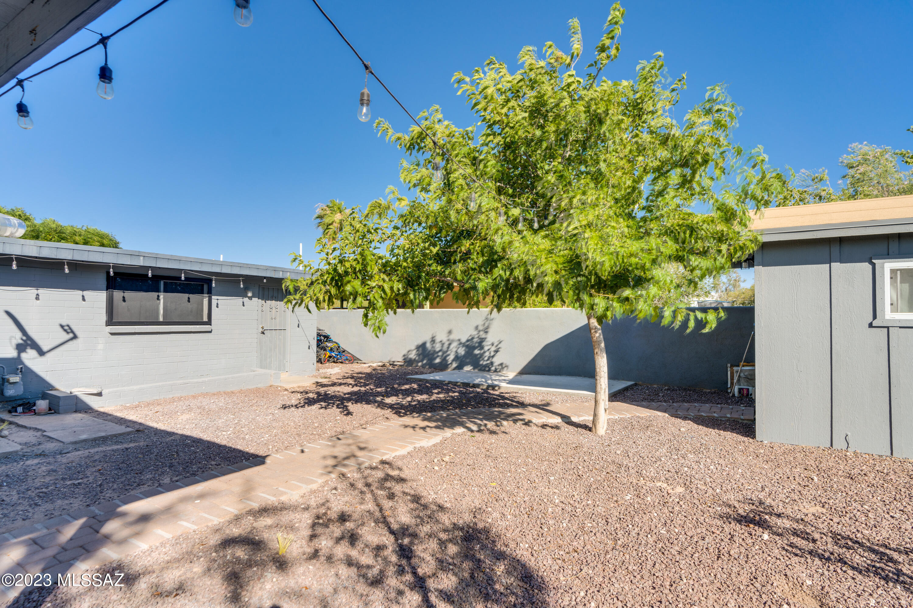 Los Reales Heights (1-102) - Residential