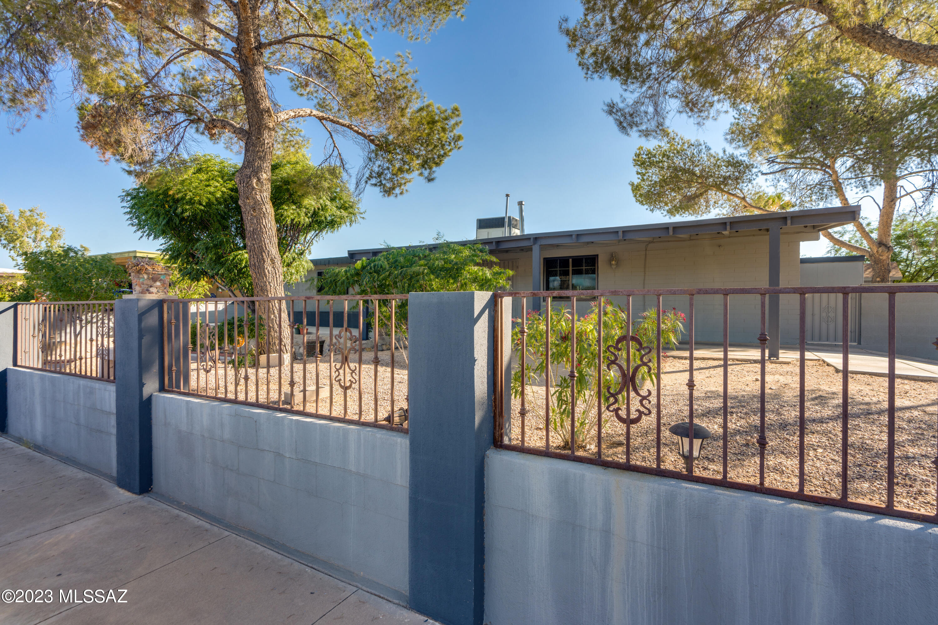 Los Reales Heights (1-102) - Residential