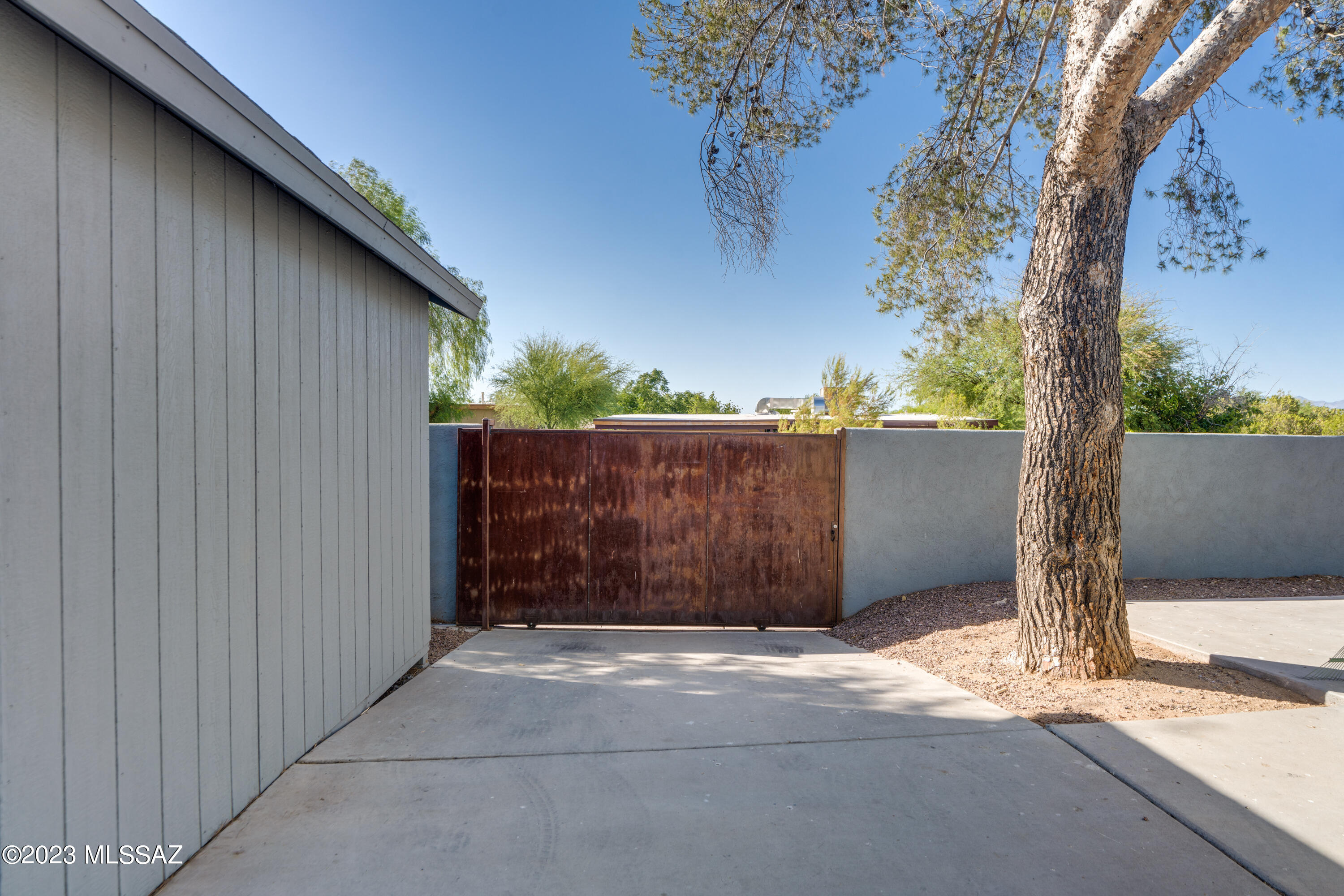 Los Reales Heights (1-102) - Residential