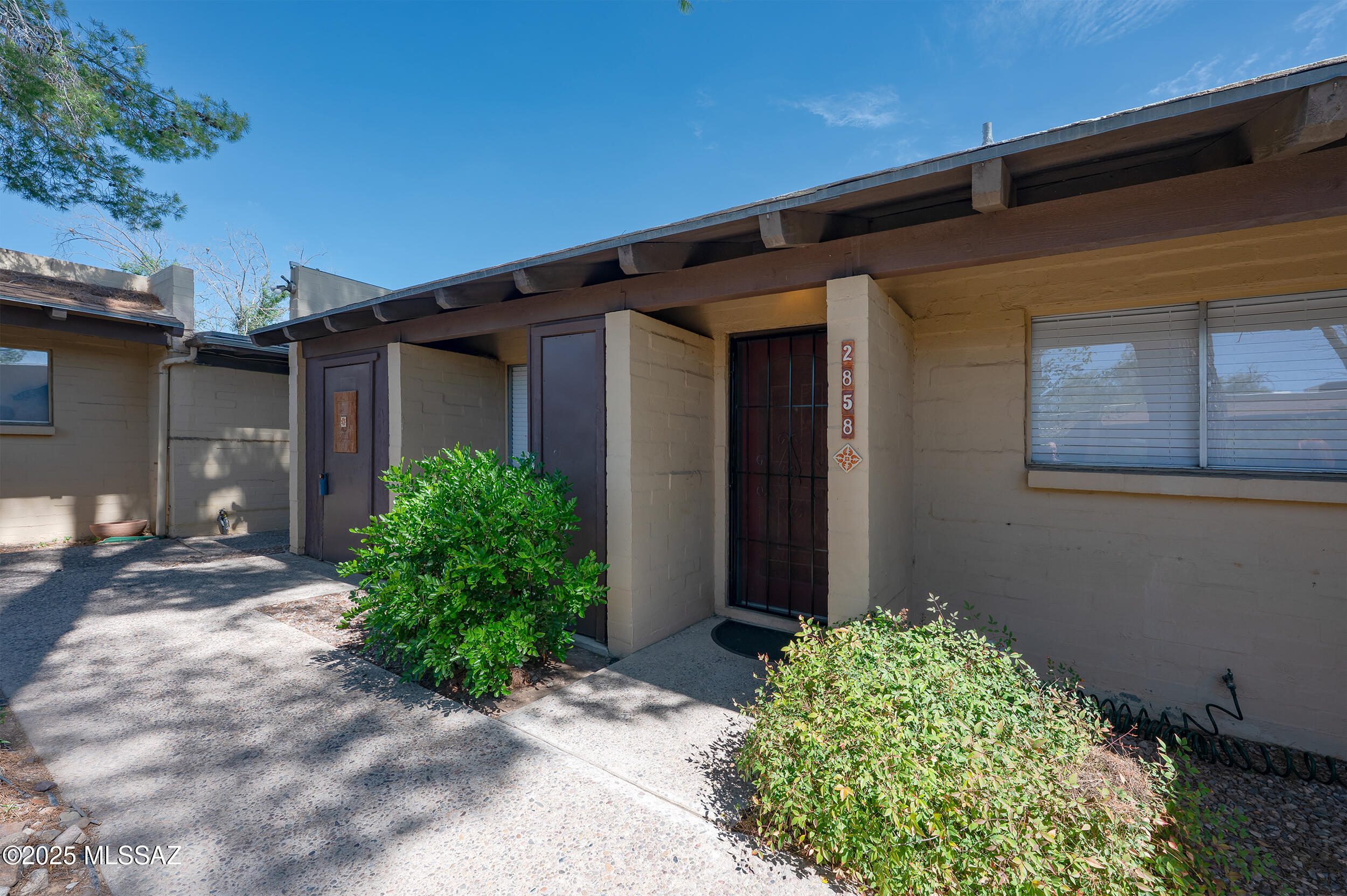 Charming Adobe brick condominium in Old Fort Lowell Historic District. Single Story, attached on east side only. Large patio area with phenomenal view of the Catalina mountain range with exterior gate to street. Recently updated with new flooring in bedrooms & bath, interior paint, newer stove & new dishwasher, roof coated, new cooler. Don't miss the opportunity to live in one of Tucson's most enchanting historic areas. So worth viewing.