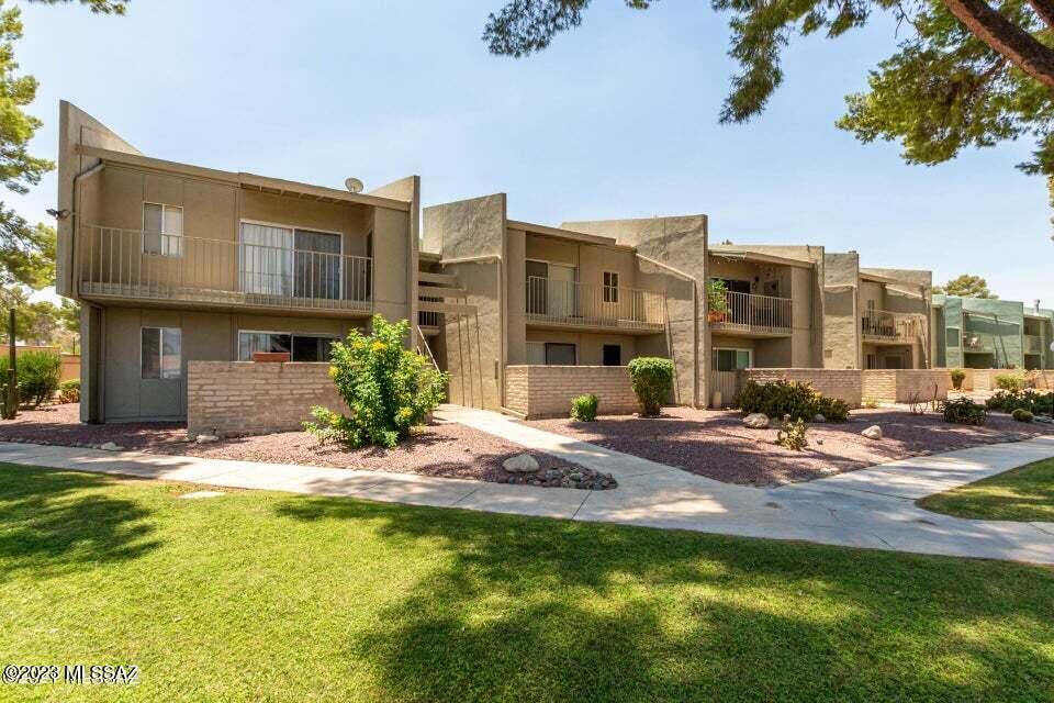 Wonderfully remodeled upstairs unit with Catalina mountain views!  New kitchen & bathroom, flooring, paint, appliances.  Fireplace with heatilator & custom wood kitchen counter backs to matching fireplace mantel.
Close to shopping, schools and transportation. Must see!!! HOA includes ext maint (incl patio), common areas, roof, water/sewer, pool/spa, dog park, rec center, playground.