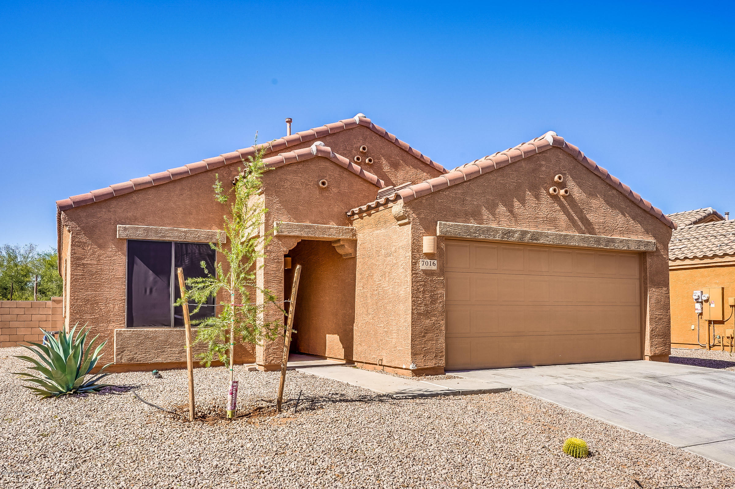 Seller will consider offers in the range between $210,000 and $215,000.  Completely updated, remodeled 4 bedroom 2 bath single story home.  New interior paint, new carpet, new oversized alder  wood butcher block countertop island, new pendant lights, new chandelier, new stainless steel kitchen sink, new motion sensor kitchen faucet. new bathroom vanity countertop, sink and faucet in both bathrooms.