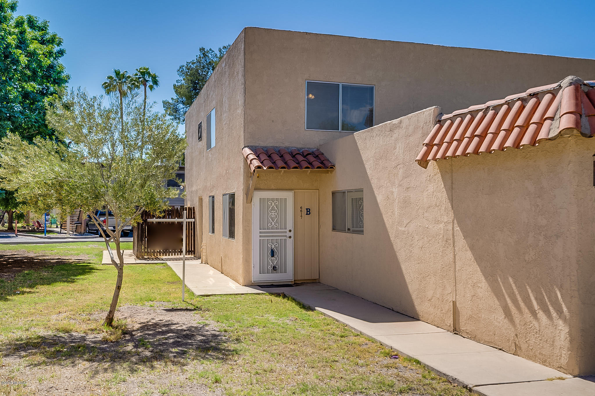 Remodeled 2 bedroom 1 bath town home in popular Monte Catalina Estates! 2 story floor plan has living, dining and kitchen space downstairs. 2 bedrooms and a bathroom downstairs. plenty of storage inside and out in the carport. Easy walk to shopping, restaurants and public transportation.  The HOA covers water, water heater, insurance, building maintenance. landscaping, 2 community pools, trash, roof, exterior maintenance, exterior pest and termite coverage.