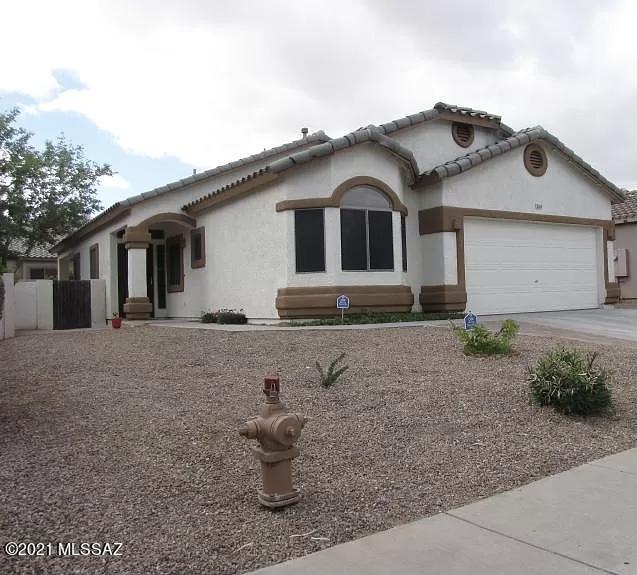 Nice Popular floor plan boots 3 bedrooms and 2 full baths. White kitchen cabinets and Stainless Steel Appliances. Great location close to parks and lake.