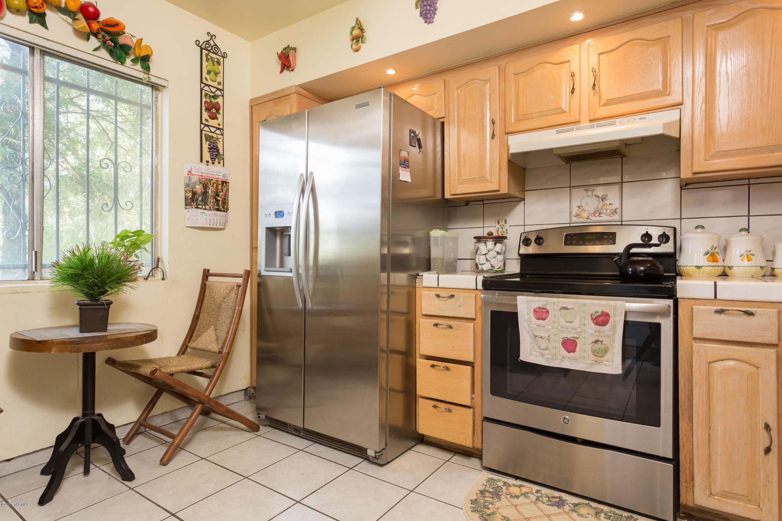 Well maintained, bright, end unit townhome that is move in ready.  It is conveniently located close to parks, schools, and shopping. This townhome has newer stainless steel appliances, tile throughout no carpet,  and sturdy block construction. Amazing value! This one will go quick!