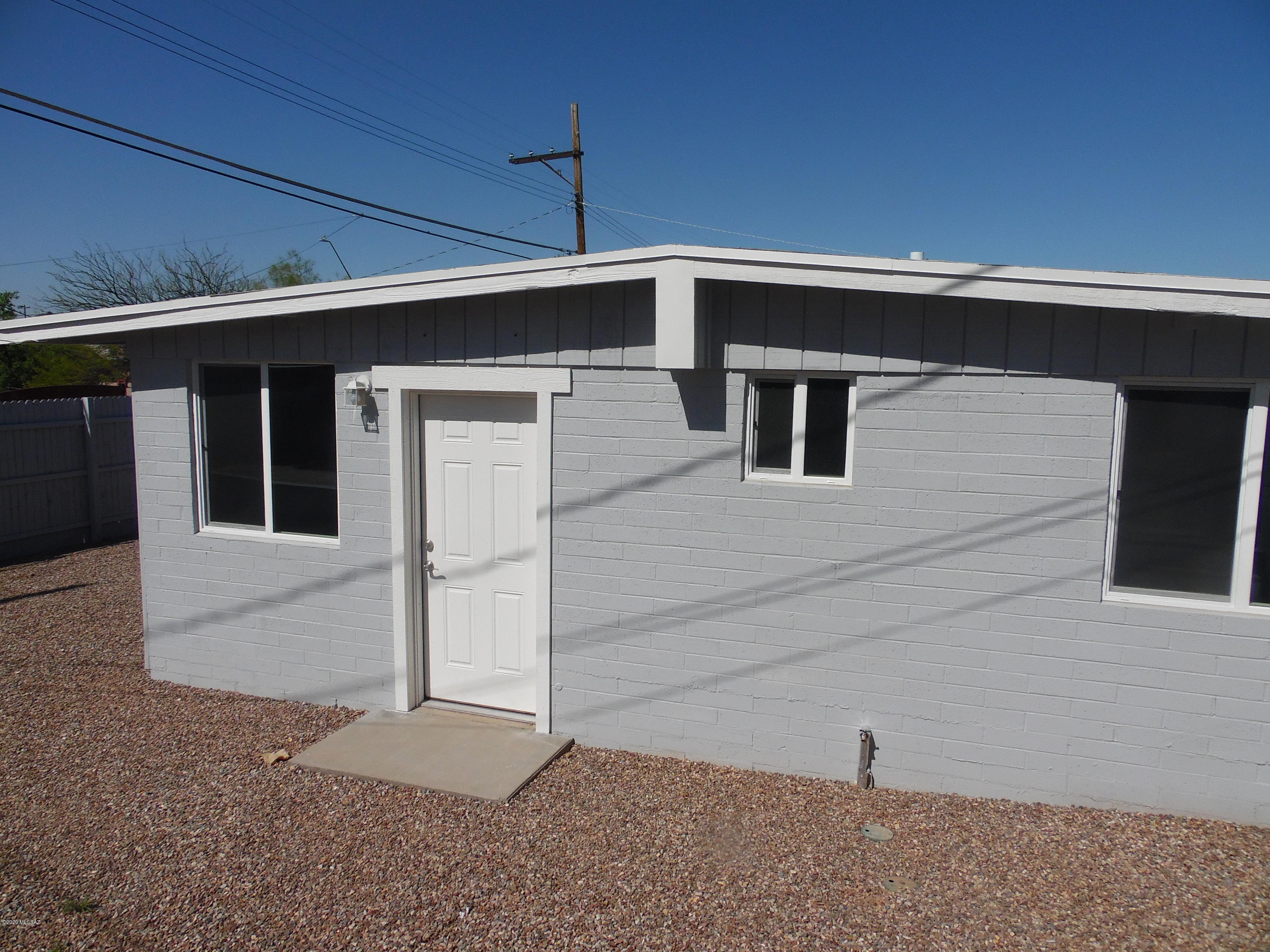 Incredible one bedroom guesthouse that has been totally updated. Stainless appliances, tile floors, new paint, nice yard, new cabinets, new counter tops, full kitchen, family room and a large bedroom. Minutes to the University, or UMC. Location is also close to 4th avenue, downtown, and shopping. Call today.