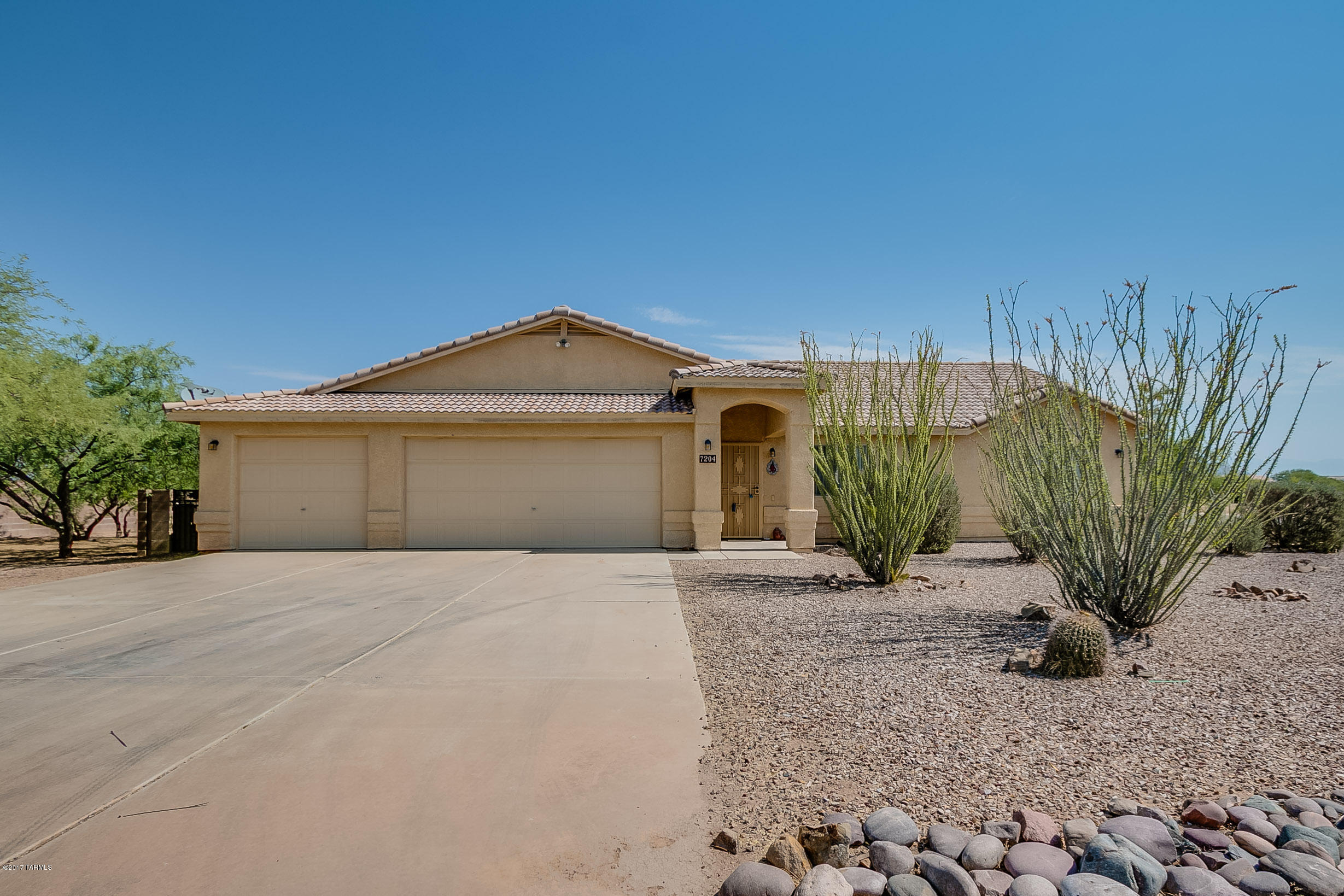 Beautifully updated 3bd/2ba (1738 sqft) 3 car garage home located in the beautiful neighborhood of Star Valley Village. Home sits on almost an acre corner lot with gorgeous mountain views. Enter this beautiful home and find an open floor plan perfect for modern living. Open concept kitchen with plenty of storage. Freshly sealed gleaming saltillo tile floors. Newer AC unit, fully block fenced back yard, ceiling fans on remotes throughout. Covered patio extends full length of the house for optimal outdoor enjoyment. Property features an oversized fully fenced in backyard. This home is a must see!