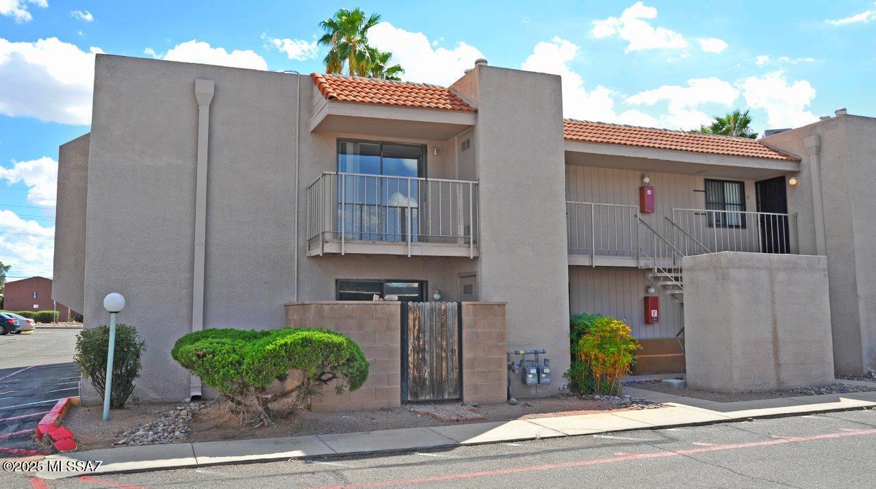 Two bedroom two bath condo with ceramic tile throughout. Both bedrooms have walk in closets. Open floor plan with good living spaces. Front patio with mountain views. Convenient location close to DM.